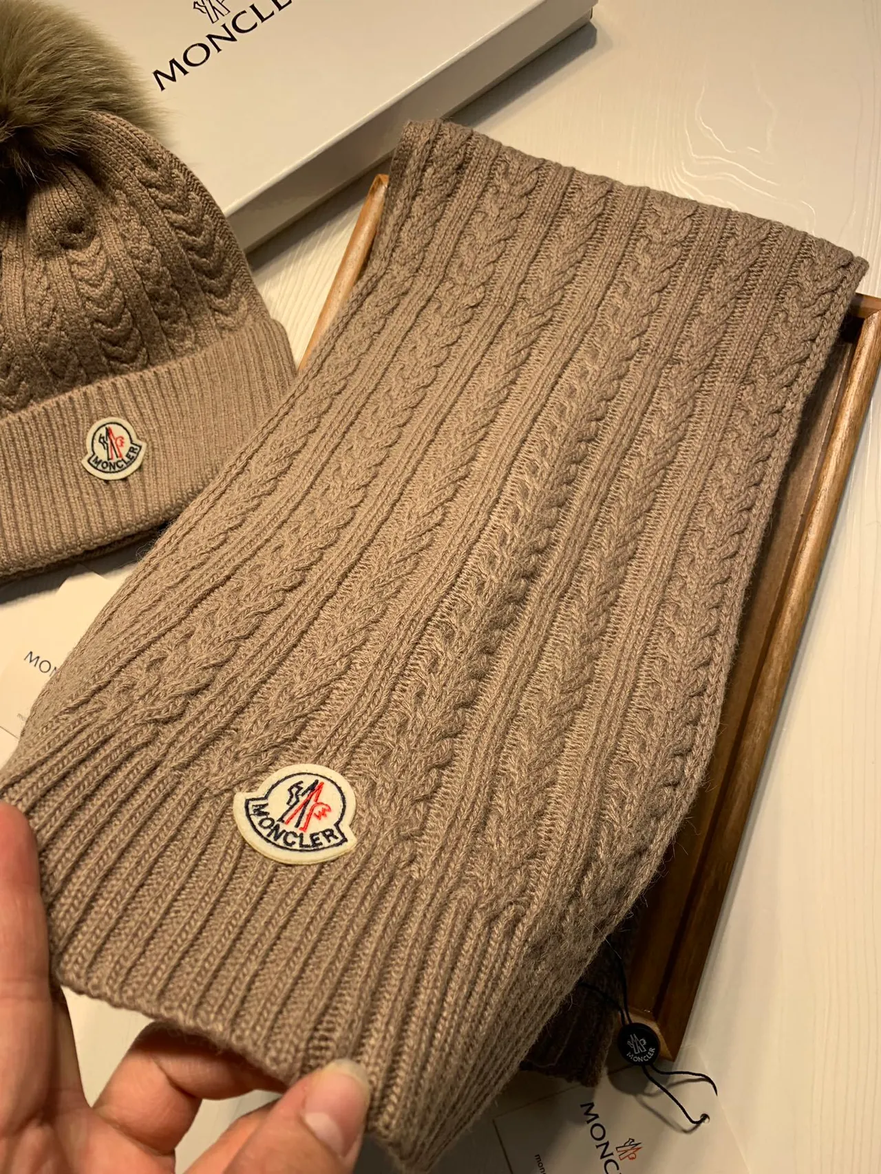 Moncler বেইজ কেবল নিট রিবড কাফস সোয়েটার 4