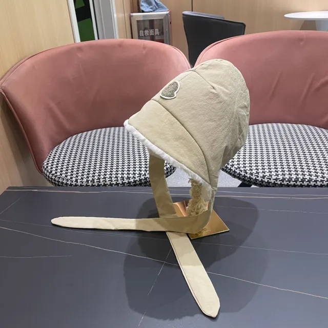 Moncler Beige Blanc Design Orejeras Fourrure Fausse Doublure Chapeau 4