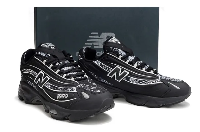 New Balance 1000 Tênis Chunky Pretos com estampa de bandana 5