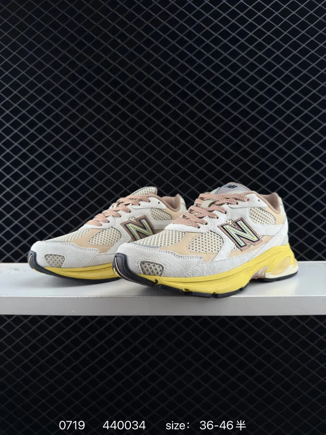 New Balance 2002R Beige e Amarelo Tênis de sola grossa 3