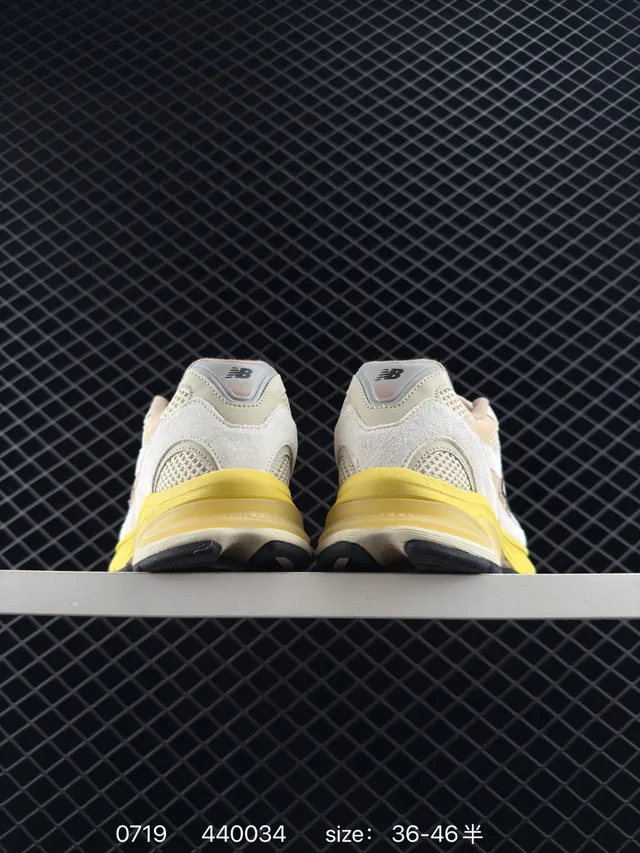 New Balance 2002R Beige e Amarelo Tênis de sola grossa 4