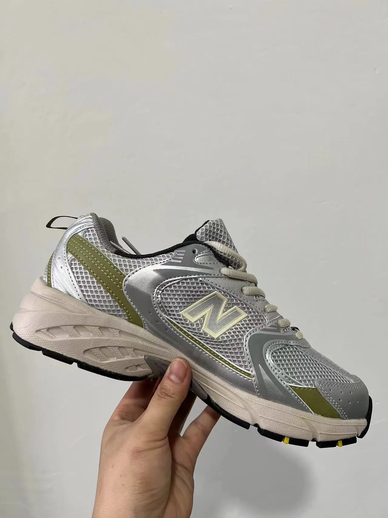 New Balance 530 রূপালী এবং অলিভ সবুজ জীবনধারার স্নিকার্স 2