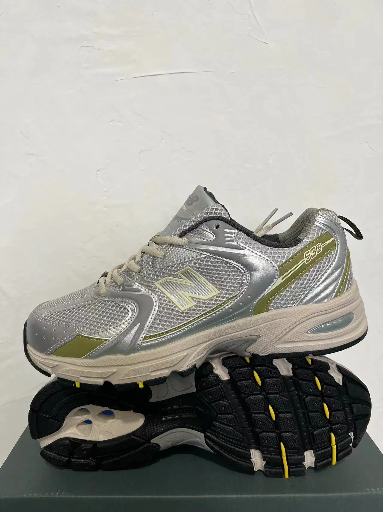 New Balance 530 রূপালী এবং অলিভ সবুজ জীবনধারার স্নিকার্স 3