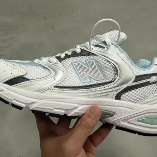 New Balance 530 सफेद हल्का नीला काला रनिंग जूते
