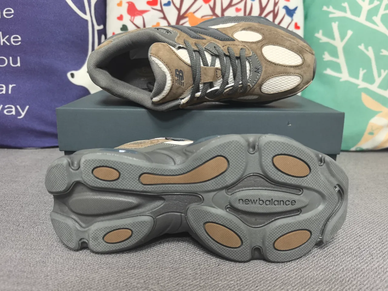 New Balance 9060 طاوي و رمادي تشانكي سنيكرز 2