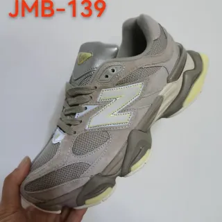 New Balance 9060 陶色和淡黄色厚底运动鞋