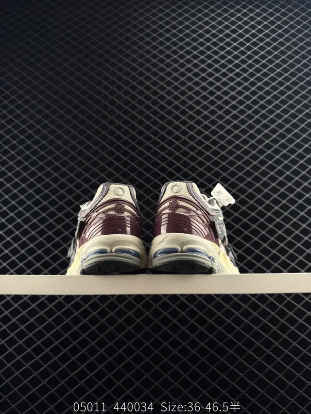 New Balance 906A Tênis chunky roxo bege com malha multicamadas e sobreposições sintéticas e sola intermediária empilhada 4