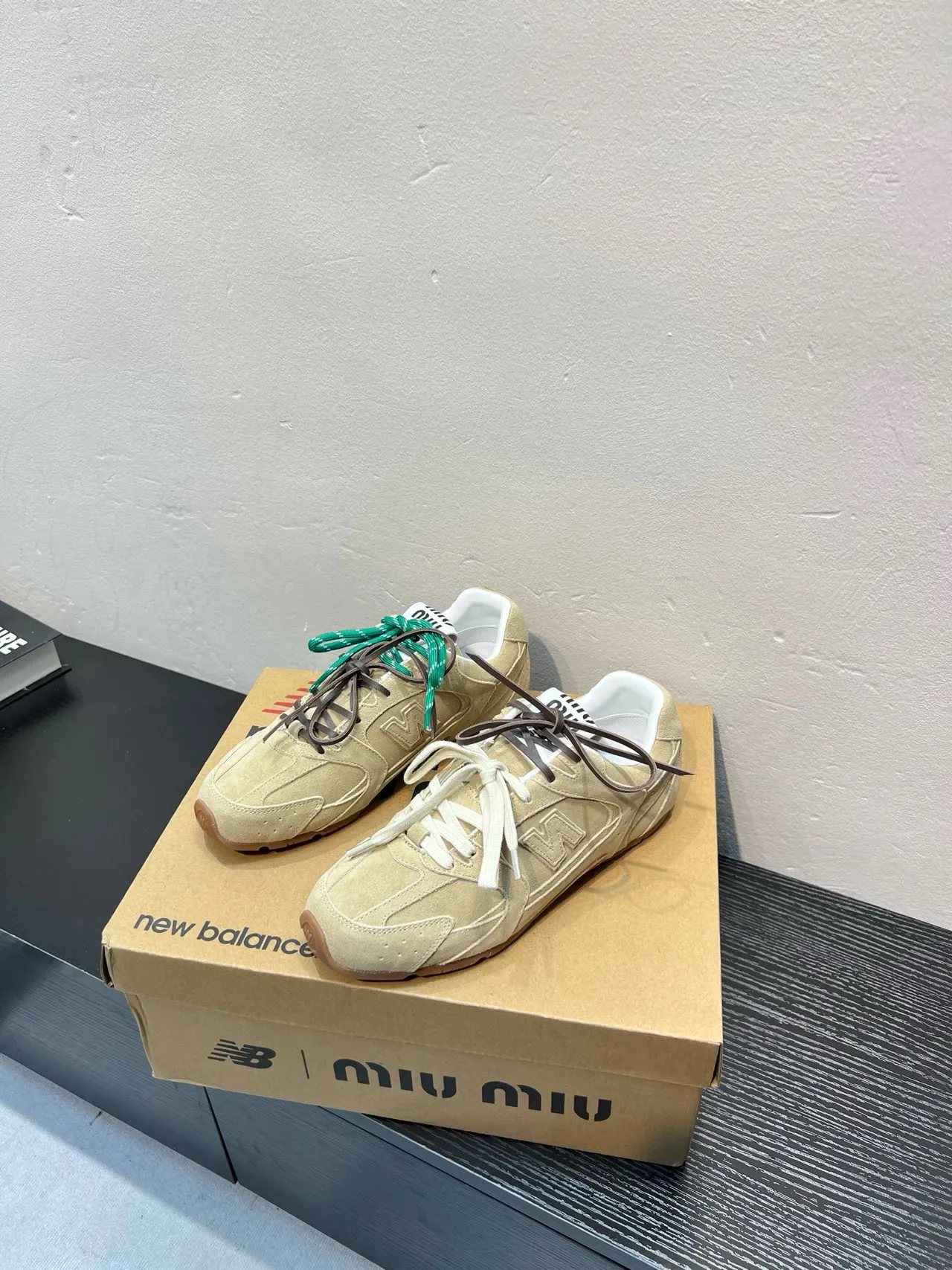 New Balance حذاء أسلوب حياة من السودي البيج الأخضر مع بناء لوحي علوي 3