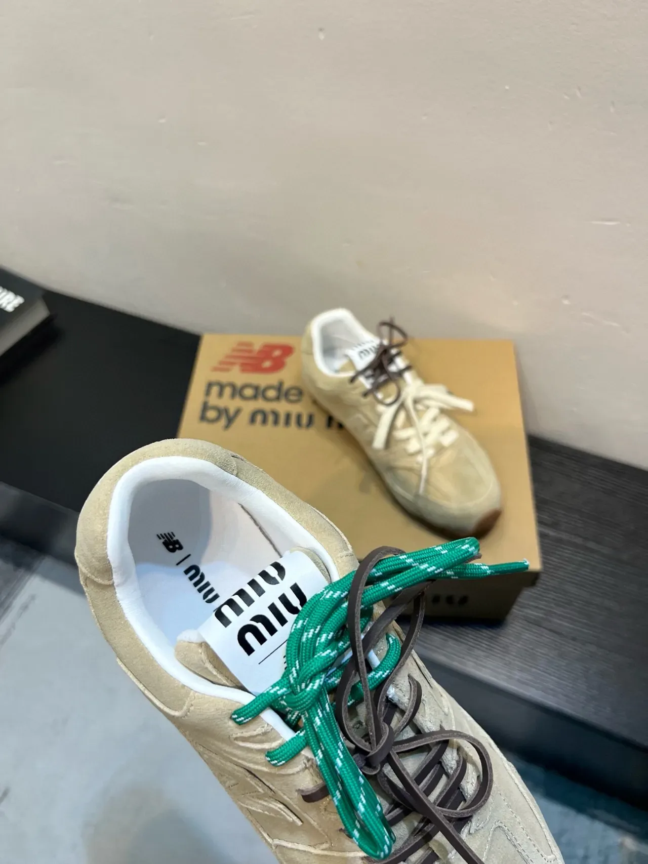 New Balance حذاء أسلوب حياة من السودي البيج الأخضر مع بناء لوحي علوي 7
