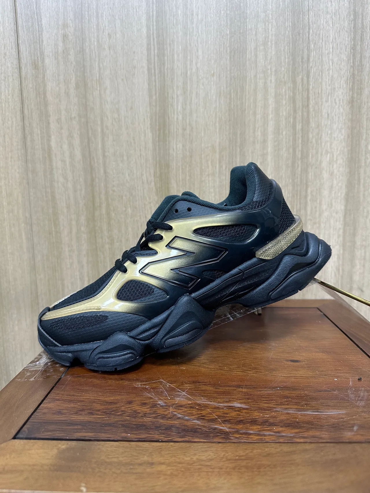New Balance حذاء رياضي أسود ذهبي قاعدة منحوتة طبقة متدرجة معدنية سميكة 2