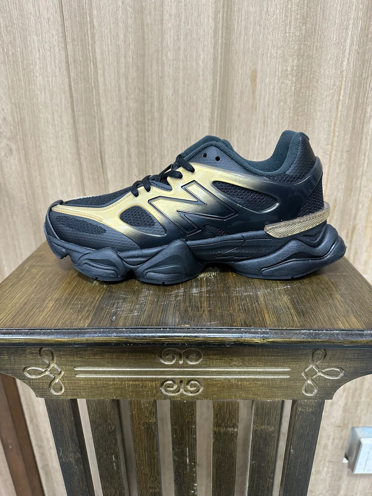 New Balance حذاء رياضي أسود ذهبي قاعدة منحوتة طبقة متدرجة معدنية سميكة 3