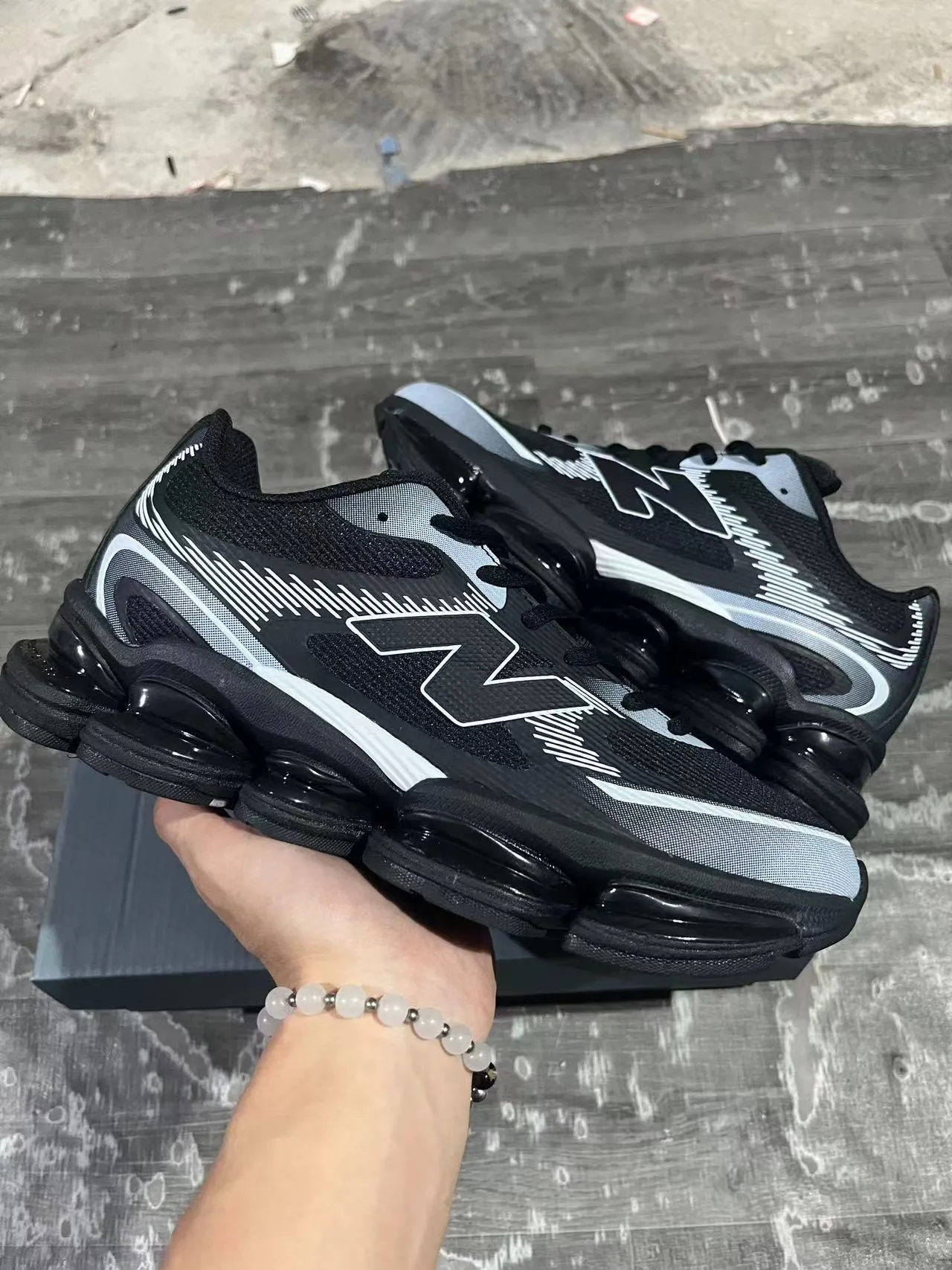 New Balance কালো ধূসর বিভক্ত স্বচ্ছ মিডসোল পডস স্তরযুক্ত সিন্থেটিক মেশ উপরের লাইফস্টাইল স্নিকার 2
