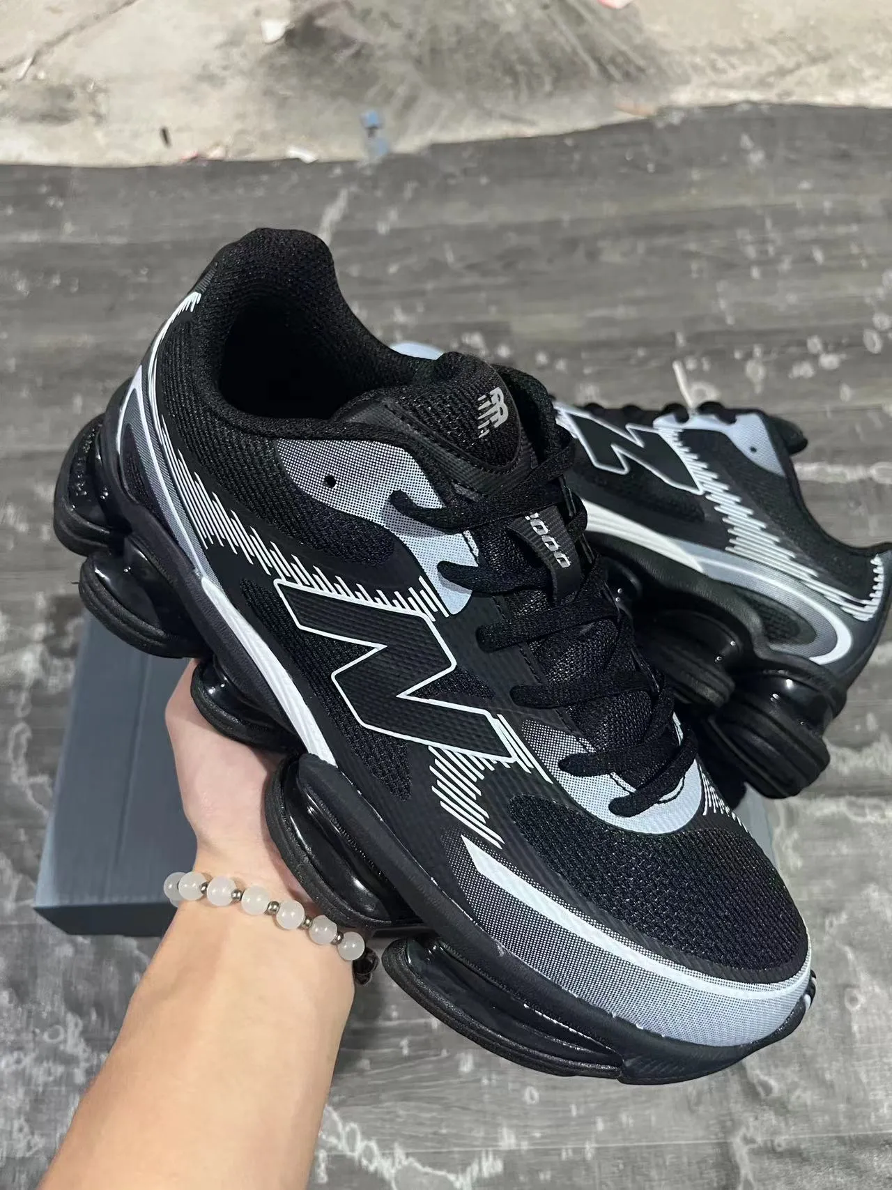 New Balance কালো ধূসর বিভক্ত স্বচ্ছ মিডসোল পডস স্তরযুক্ত সিন্থেটিক মেশ উপরের লাইফস্টাইল স্নিকার 3