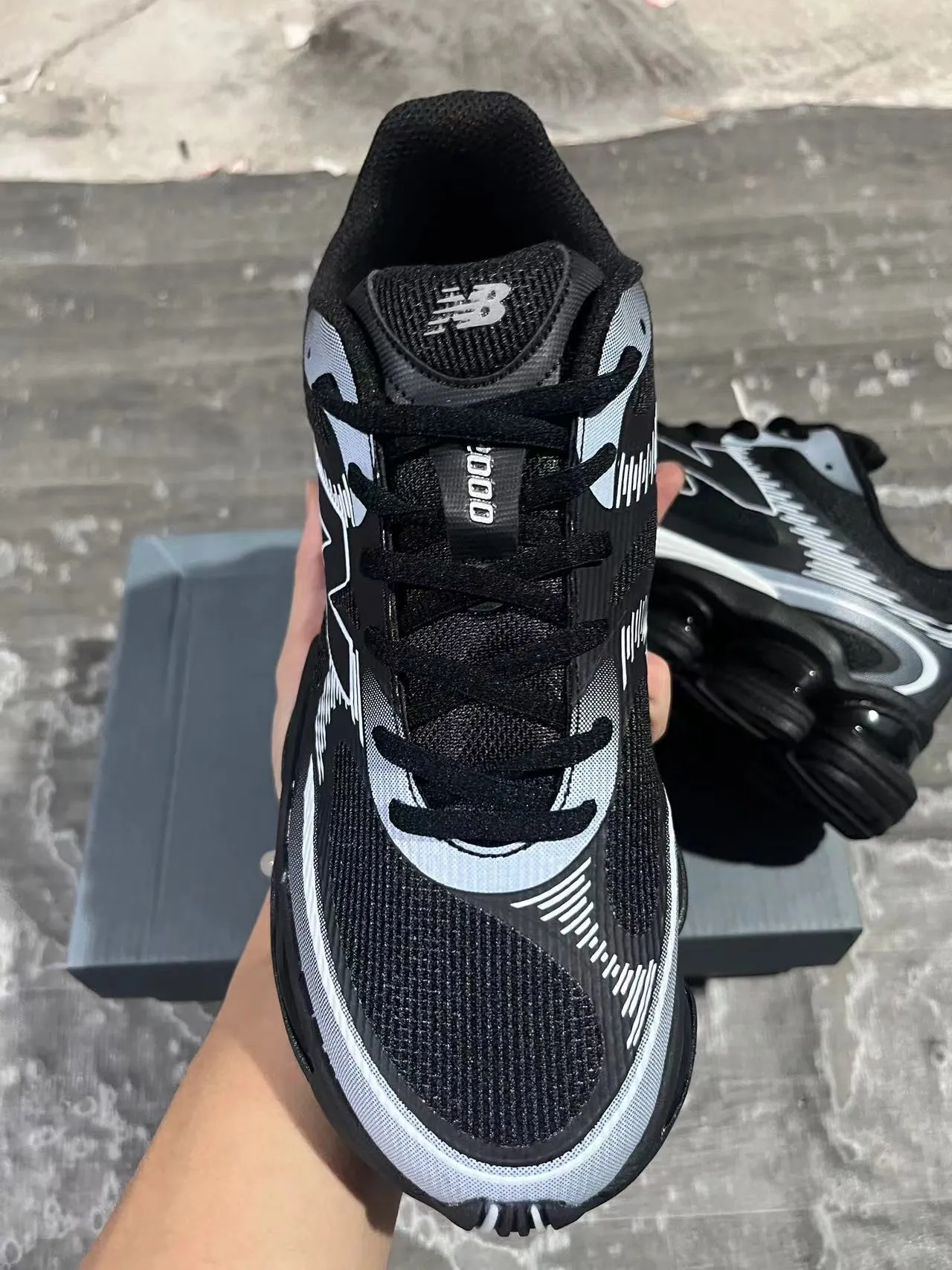 New Balance কালো ধূসর বিভক্ত স্বচ্ছ মিডসোল পডস স্তরযুক্ত সিন্থেটিক মেশ উপরের লাইফস্টাইল স্নিকার 4