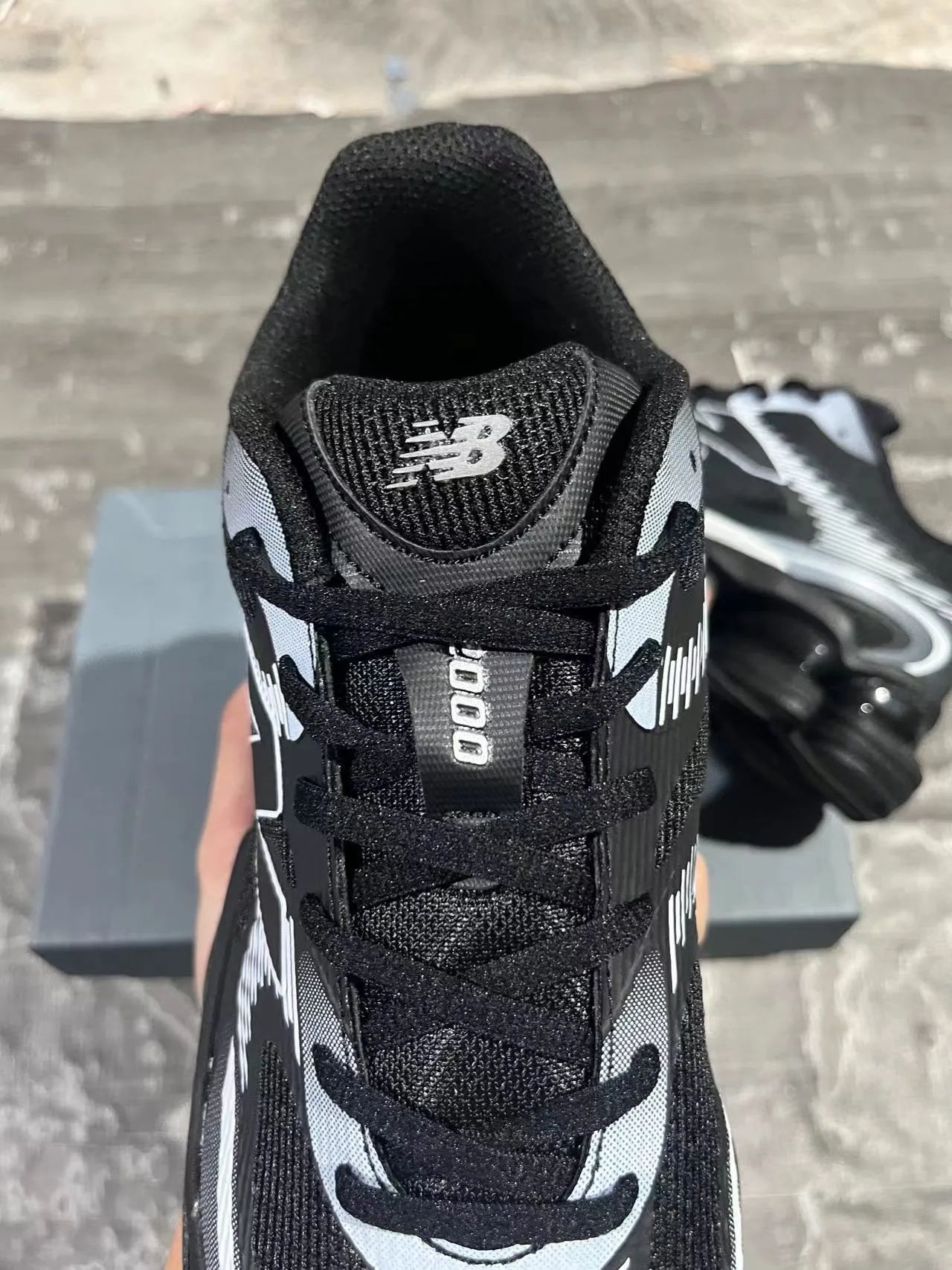 New Balance কালো ধূসর বিভক্ত স্বচ্ছ মিডসোল পডস স্তরযুক্ত সিন্থেটিক মেশ উপরের লাইফস্টাইল স্নিকার 5