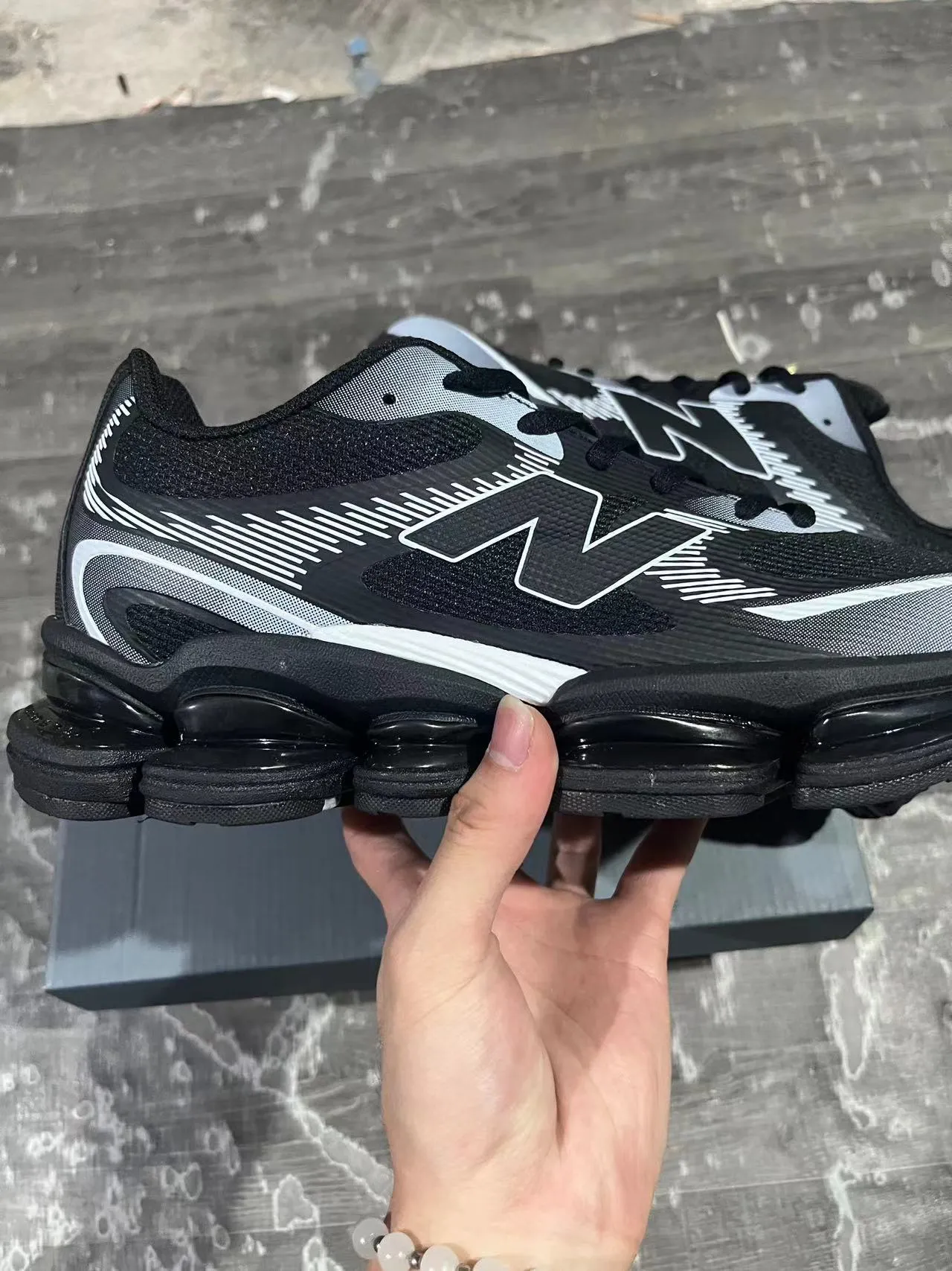 New Balance কালো ধূসর বিভক্ত স্বচ্ছ মিডসোল পডস স্তরযুক্ত সিন্থেটিক মেশ উপরের লাইফস্টাইল স্নিকার 8