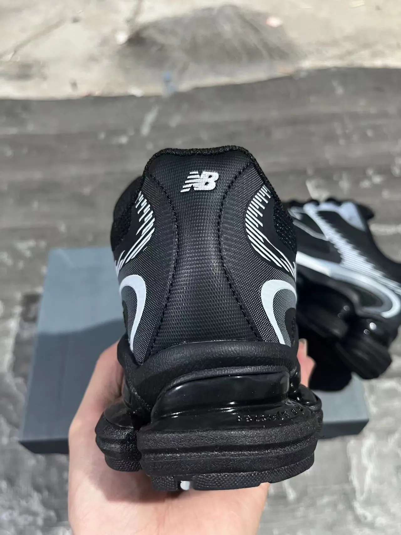 New Balance কালো ধূসর বিভক্ত স্বচ্ছ মিডসোল পডস স্তরযুক্ত সিন্থেটিক মেশ উপরের লাইফস্টাইল স্নিকার 9