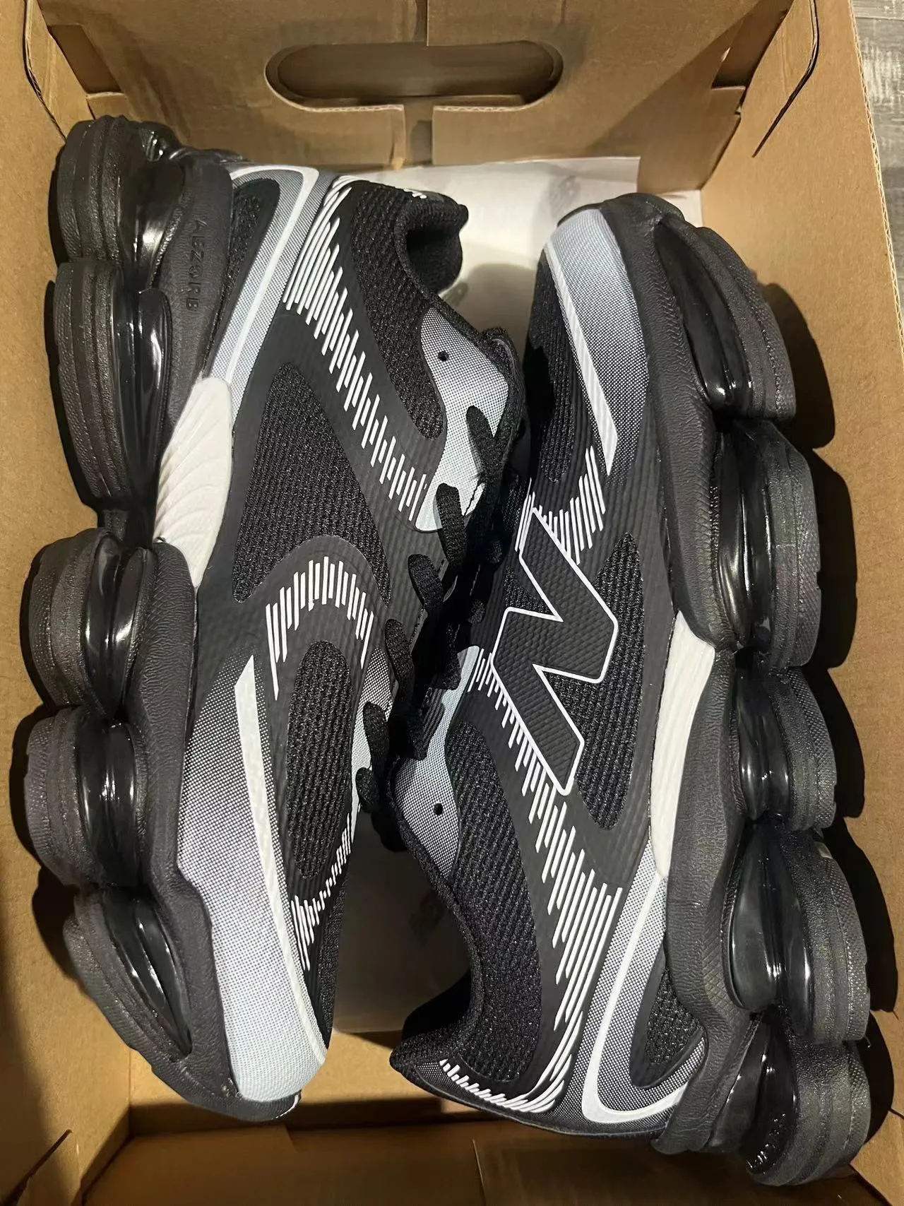 New Balance কালো ধূসর বিভক্ত স্বচ্ছ মিডসোল পডস স্তরযুক্ত সিন্থেটিক মেশ উপরের লাইফস্টাইল স্নিকার 10