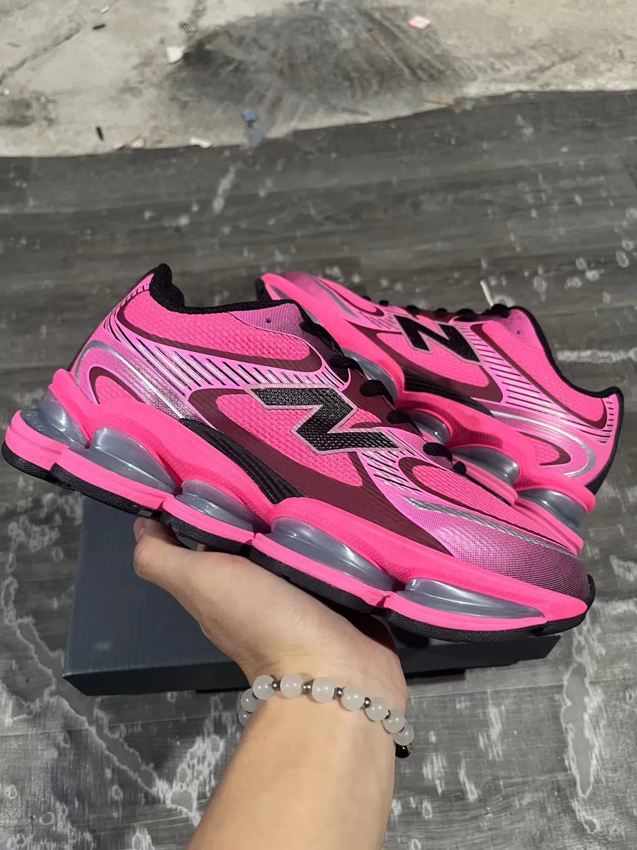 New Balance কালো ধূসর বিভক্ত স্বচ্ছ মিডসোল পডস স্তরযুক্ত সিন্থেটিক মেশ উপরের লাইফস্টাইল স্নিকার 12