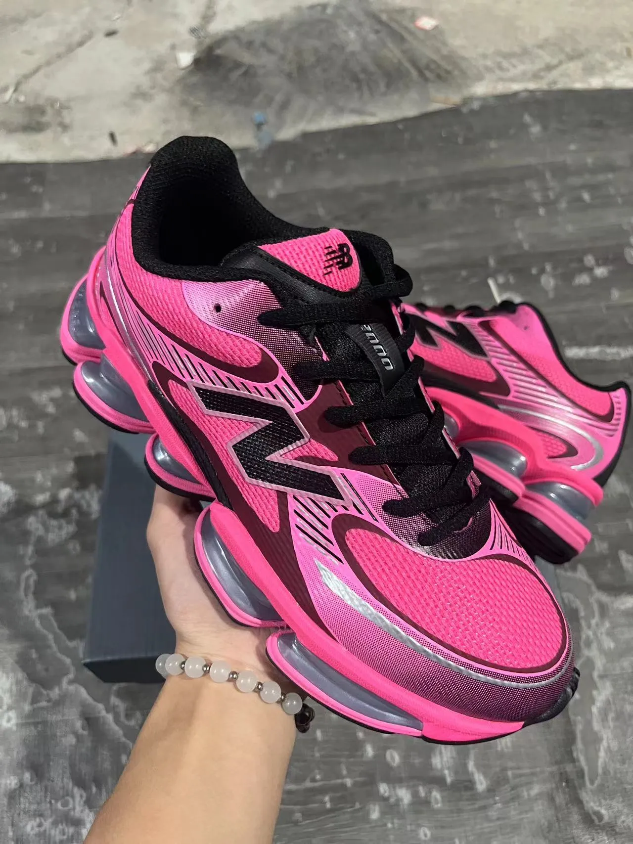 New Balance কালো ধূসর বিভক্ত স্বচ্ছ মিডসোল পডস স্তরযুক্ত সিন্থেটিক মেশ উপরের লাইফস্টাইল স্নিকার 13