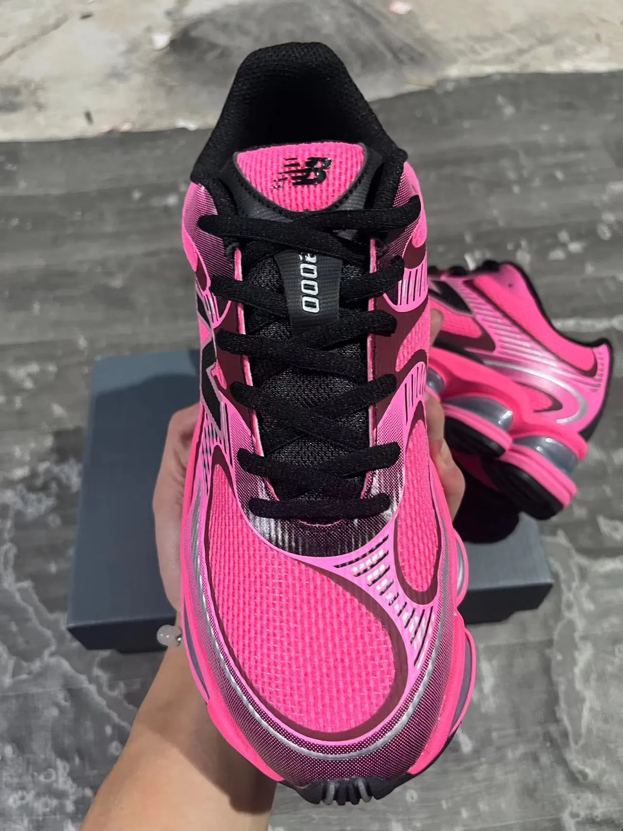 New Balance কালো ধূসর বিভক্ত স্বচ্ছ মিডসোল পডস স্তরযুক্ত সিন্থেটিক মেশ উপরের লাইফস্টাইল স্নিকার 14