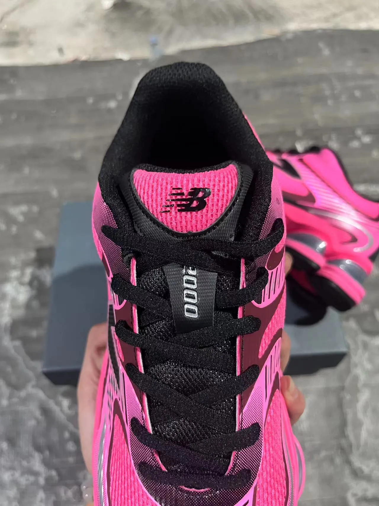 New Balance কালো ধূসর বিভক্ত স্বচ্ছ মিডসোল পডস স্তরযুক্ত সিন্থেটিক মেশ উপরের লাইফস্টাইল স্নিকার 15