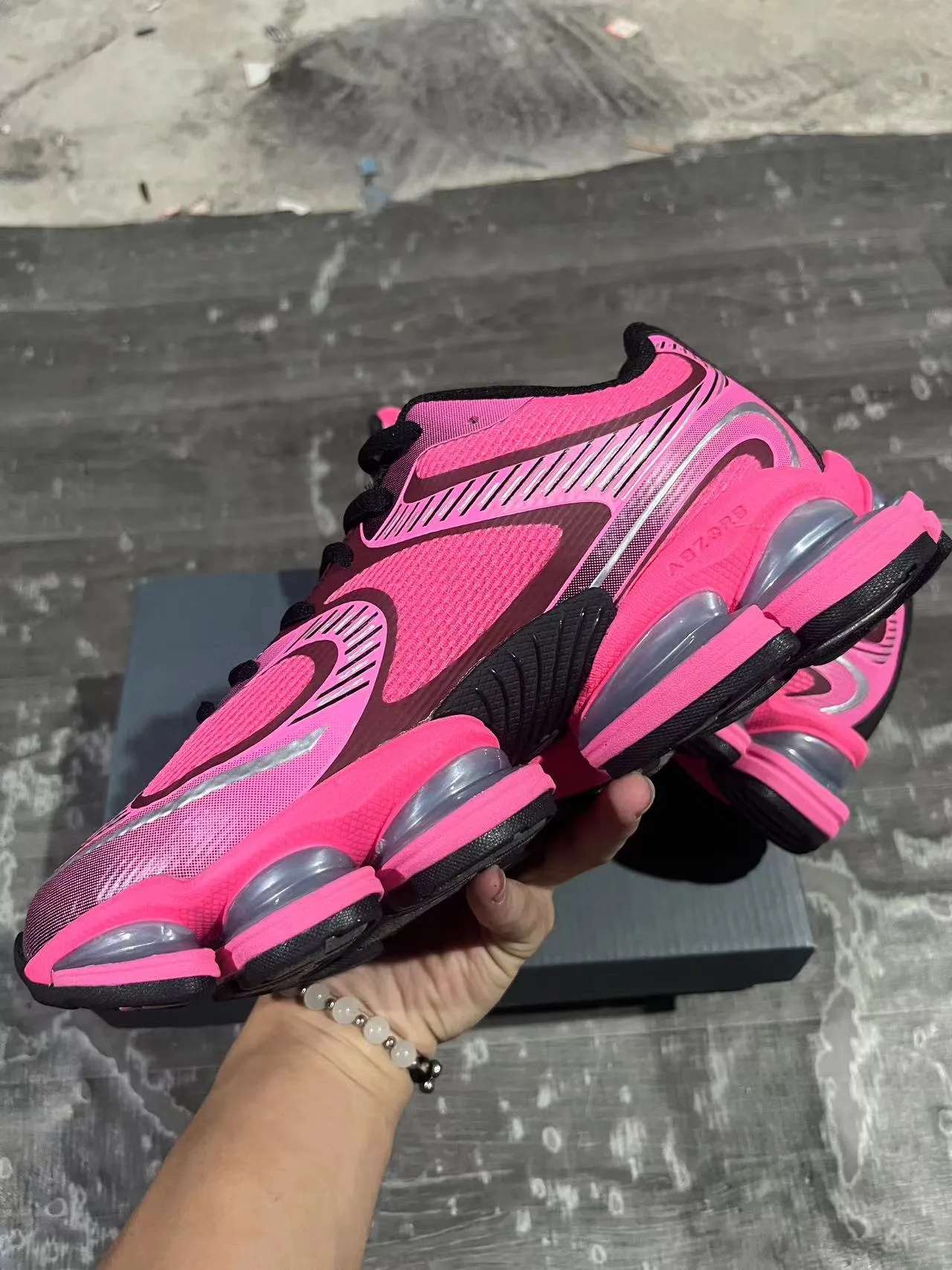 New Balance কালো ধূসর বিভক্ত স্বচ্ছ মিডসোল পডস স্তরযুক্ত সিন্থেটিক মেশ উপরের লাইফস্টাইল স্নিকার 16