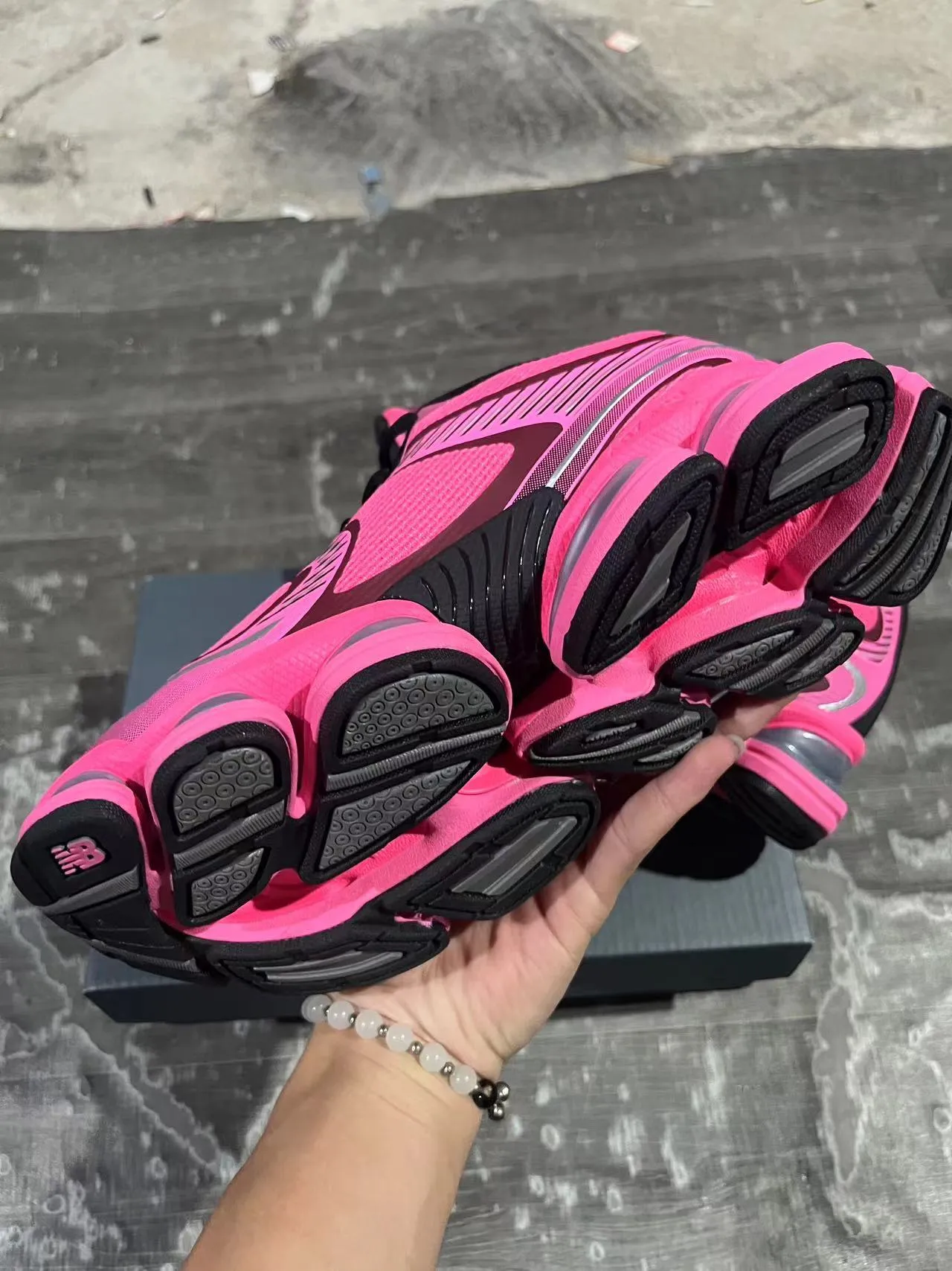 New Balance কালো ধূসর বিভক্ত স্বচ্ছ মিডসোল পডস স্তরযুক্ত সিন্থেটিক মেশ উপরের লাইফস্টাইল স্নিকার 17