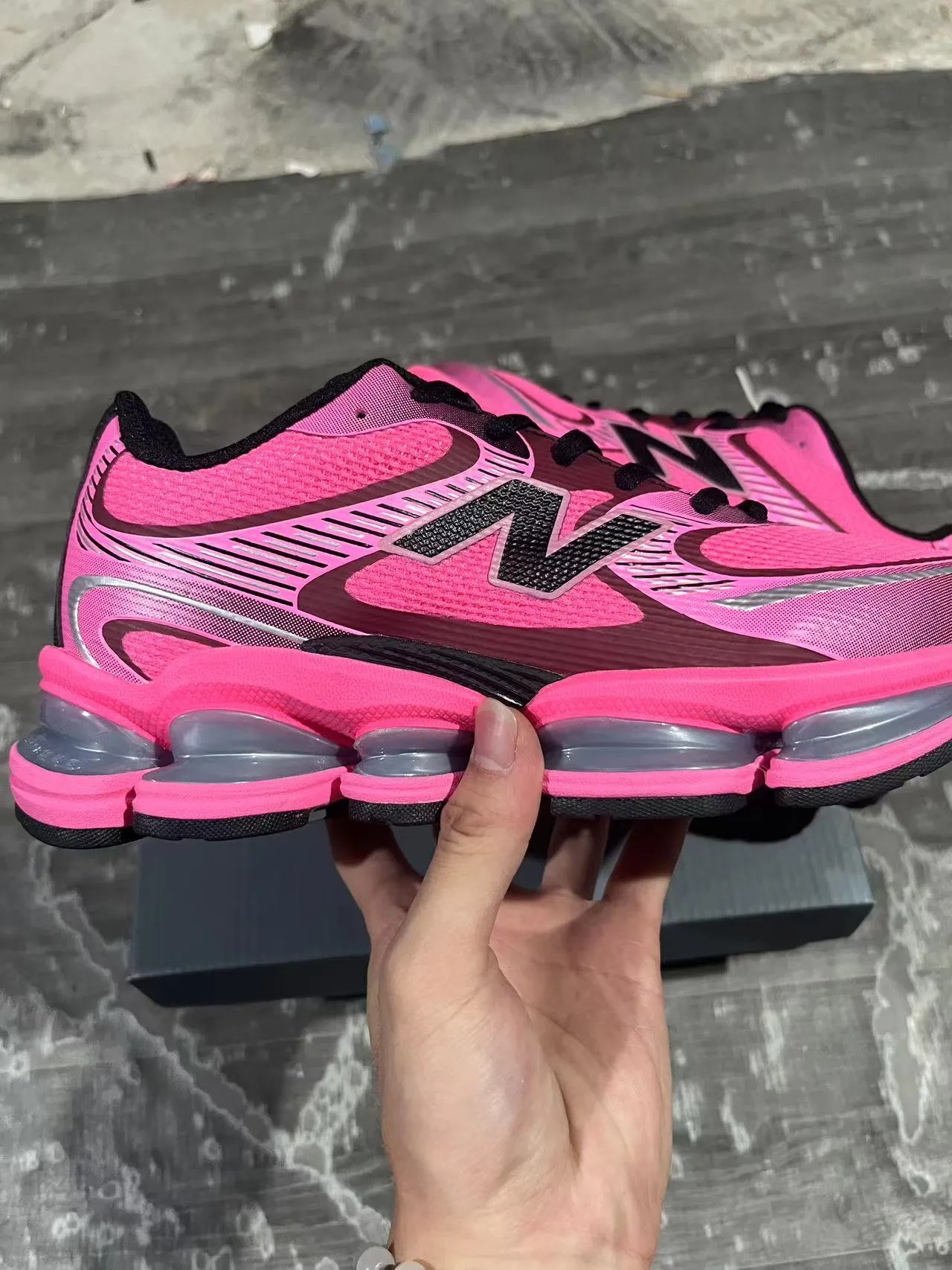 New Balance কালো ধূসর বিভক্ত স্বচ্ছ মিডসোল পডস স্তরযুক্ত সিন্থেটিক মেশ উপরের লাইফস্টাইল স্নিকার 18