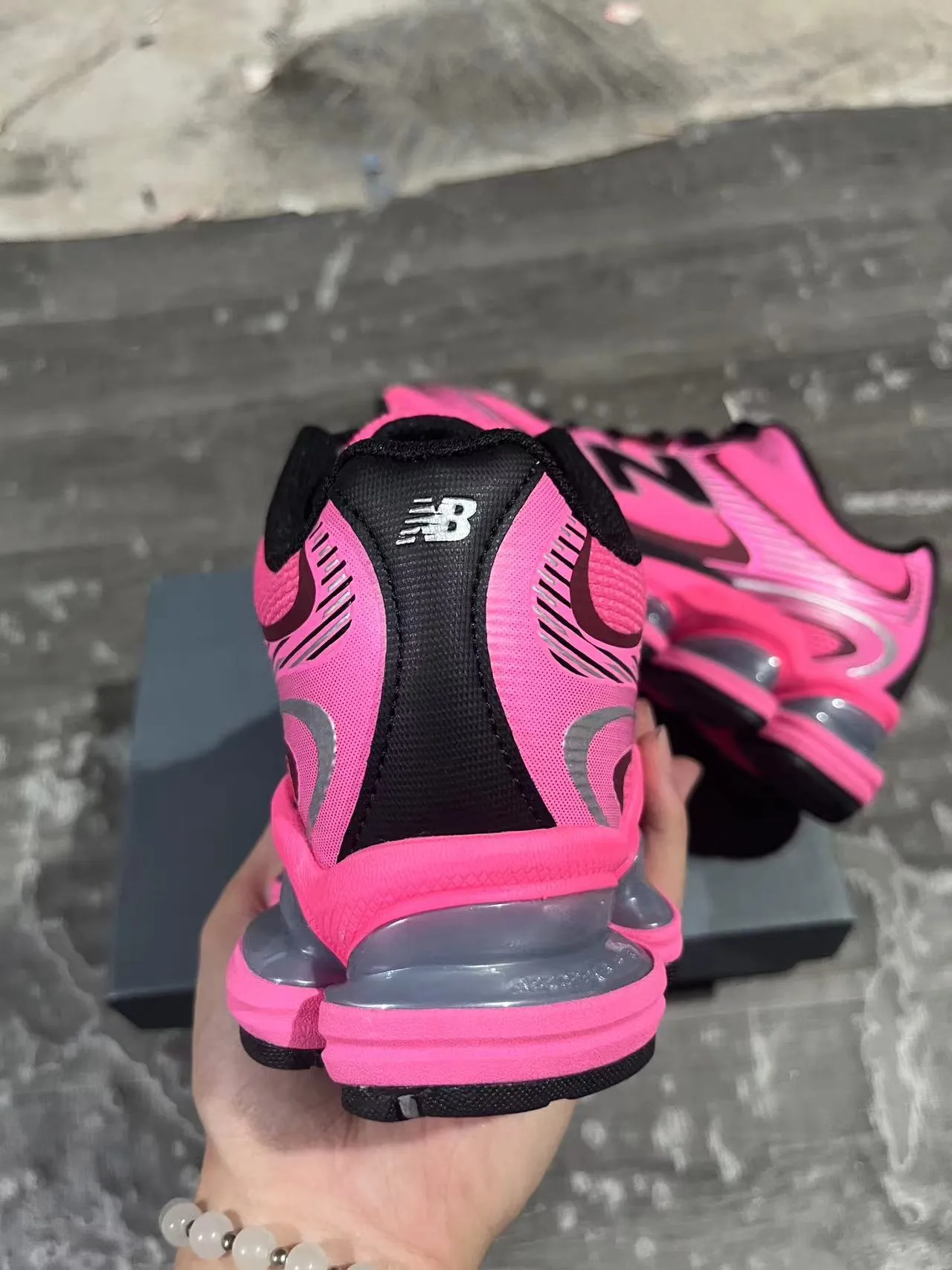 New Balance কালো ধূসর বিভক্ত স্বচ্ছ মিডসোল পডস স্তরযুক্ত সিন্থেটিক মেশ উপরের লাইফস্টাইল স্নিকার 19