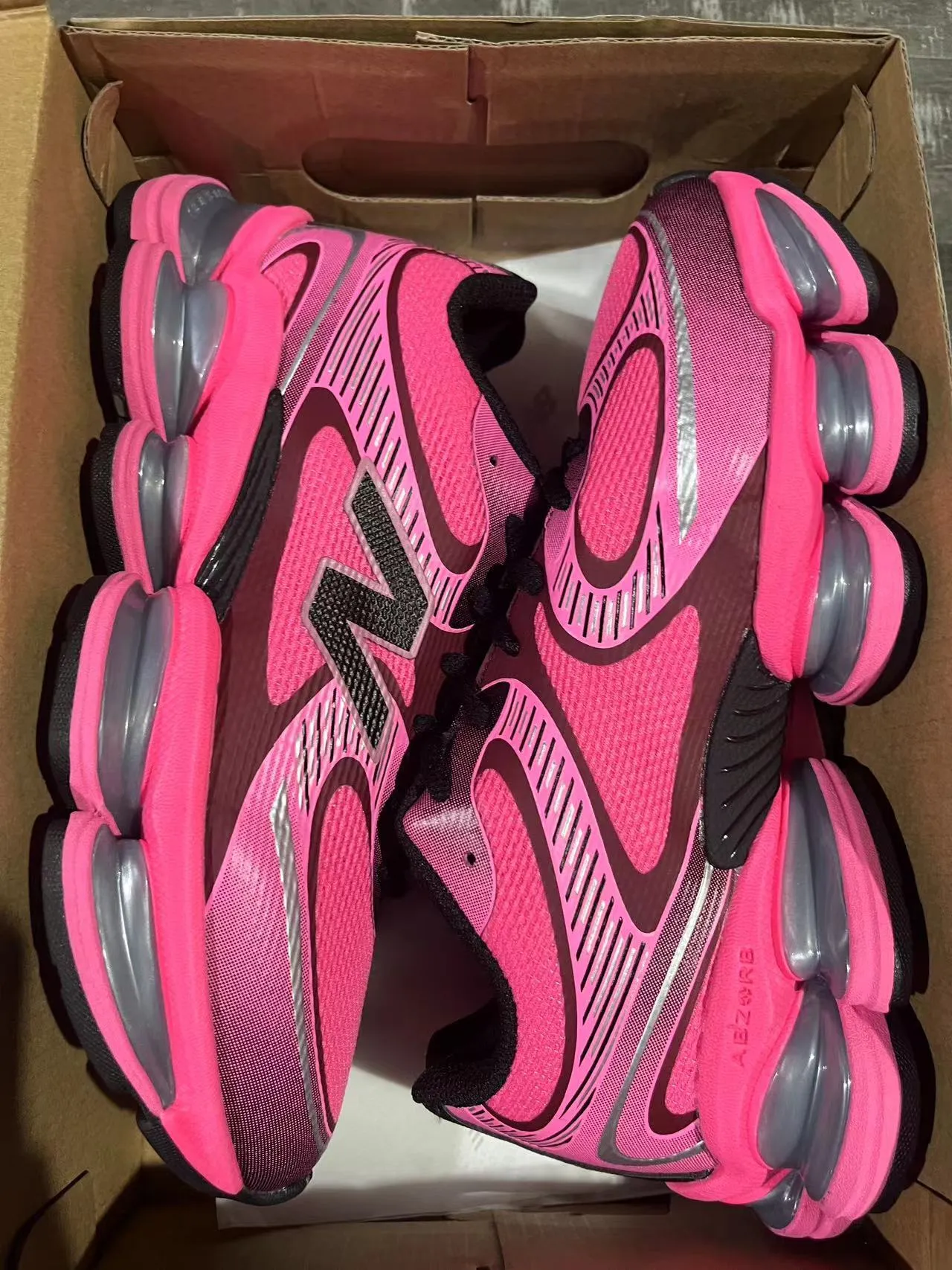 New Balance কালো ধূসর বিভক্ত স্বচ্ছ মিডসোল পডস স্তরযুক্ত সিন্থেটিক মেশ উপরের লাইফস্টাইল স্নিকার 20