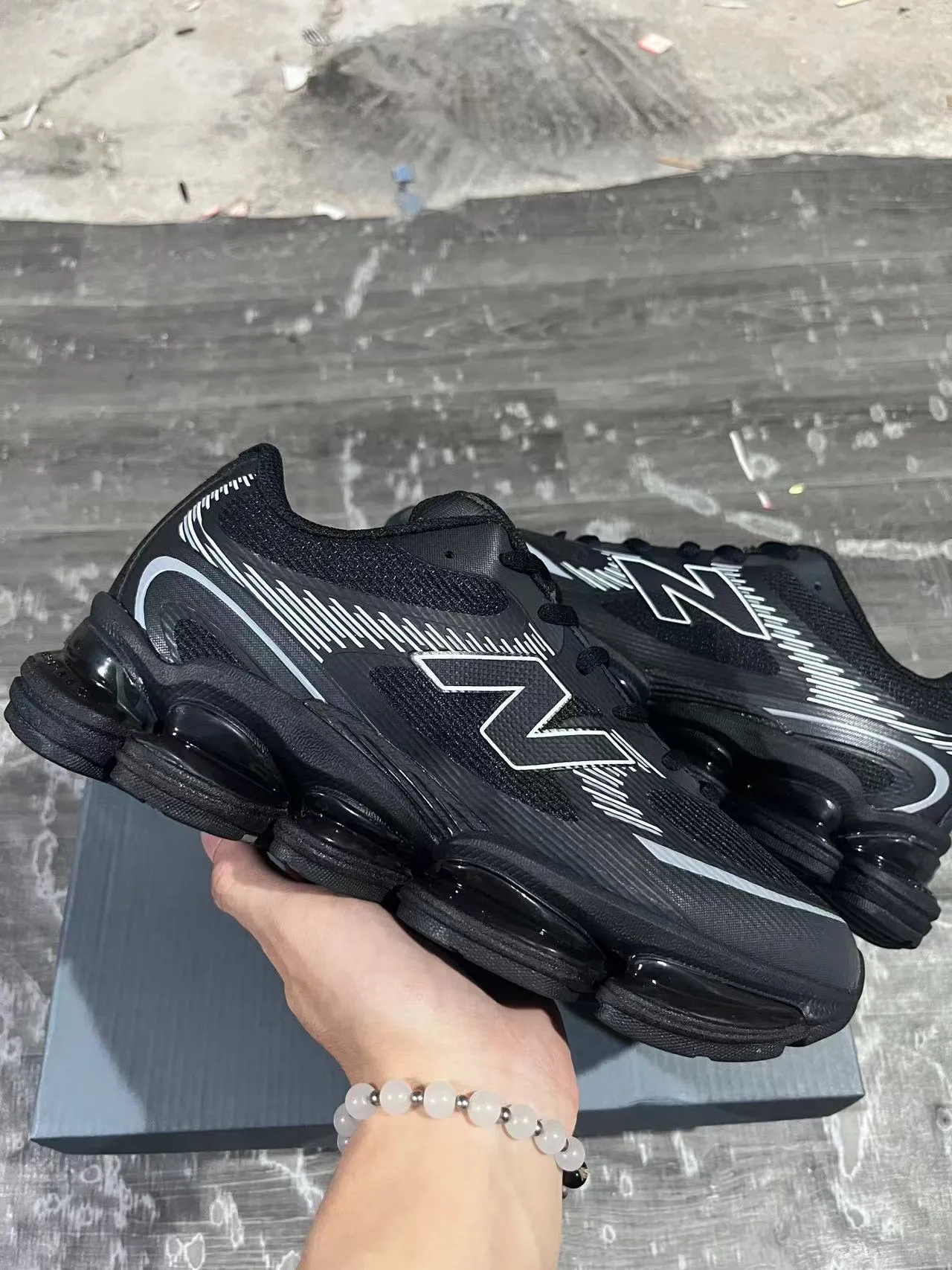 New Balance কালো ধূসর বিভক্ত স্বচ্ছ মিডসোল পডস স্তরযুক্ত সিন্থেটিক মেশ উপরের লাইফস্টাইল স্নিকার 22