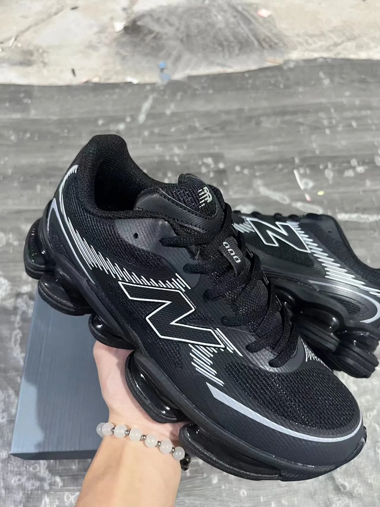 New Balance কালো ধূসর বিভক্ত স্বচ্ছ মিডসোল পডস স্তরযুক্ত সিন্থেটিক মেশ উপরের লাইফস্টাইল স্নিকার 23