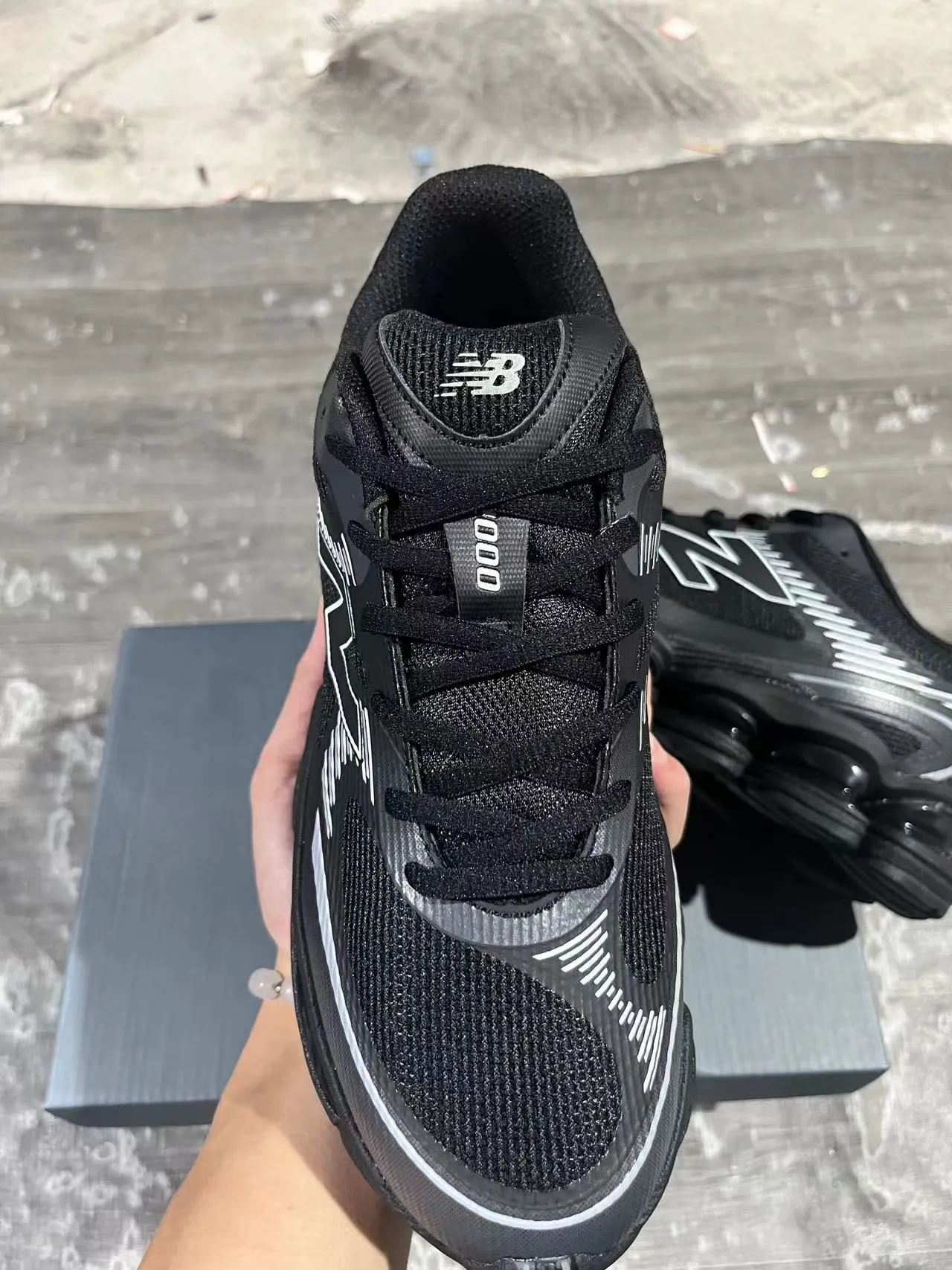 New Balance কালো ধূসর বিভক্ত স্বচ্ছ মিডসোল পডস স্তরযুক্ত সিন্থেটিক মেশ উপরের লাইফস্টাইল স্নিকার 24