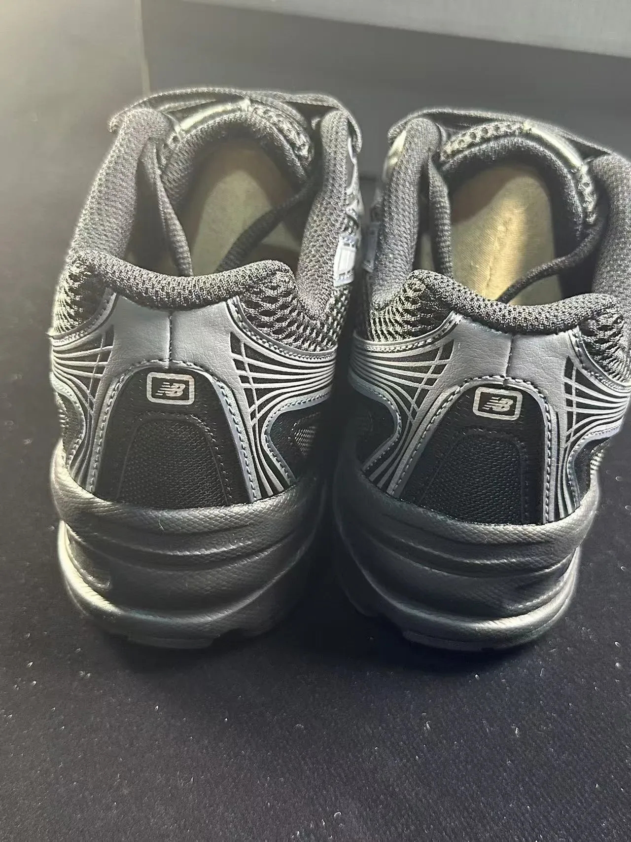 New Balance Noir Argent Chunky Midsole Maille et Synthétique Overlay Construction Lifestyle Sneakers 2