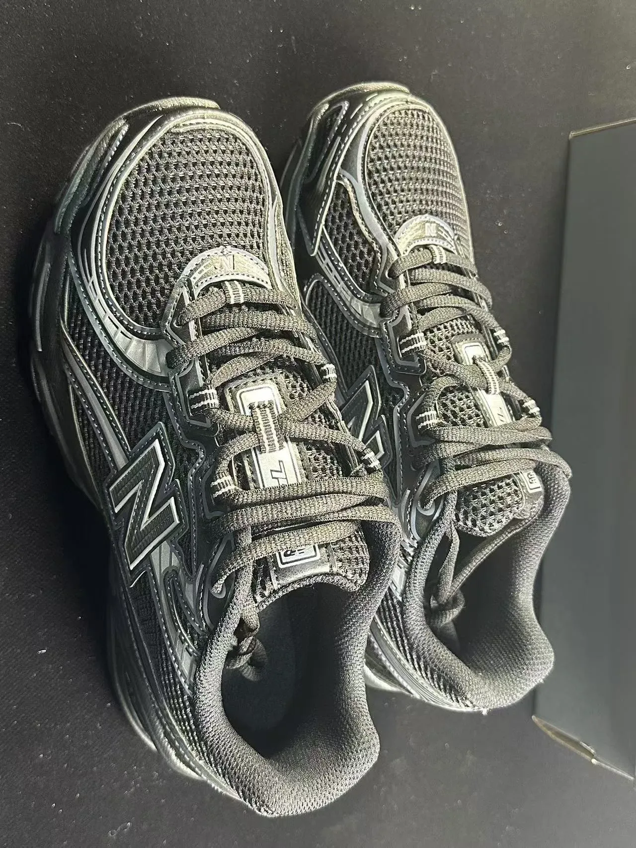 New Balance Noir Argent Chunky Midsole Maille et Synthétique Overlay Construction Lifestyle Sneakers 3