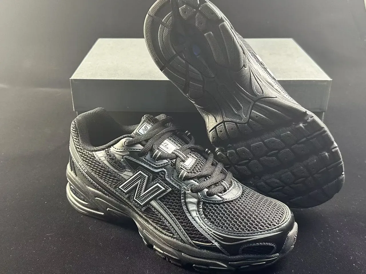 New Balance Noir Argent Chunky Midsole Maille et Synthétique Overlay Construction Lifestyle Sneakers 4