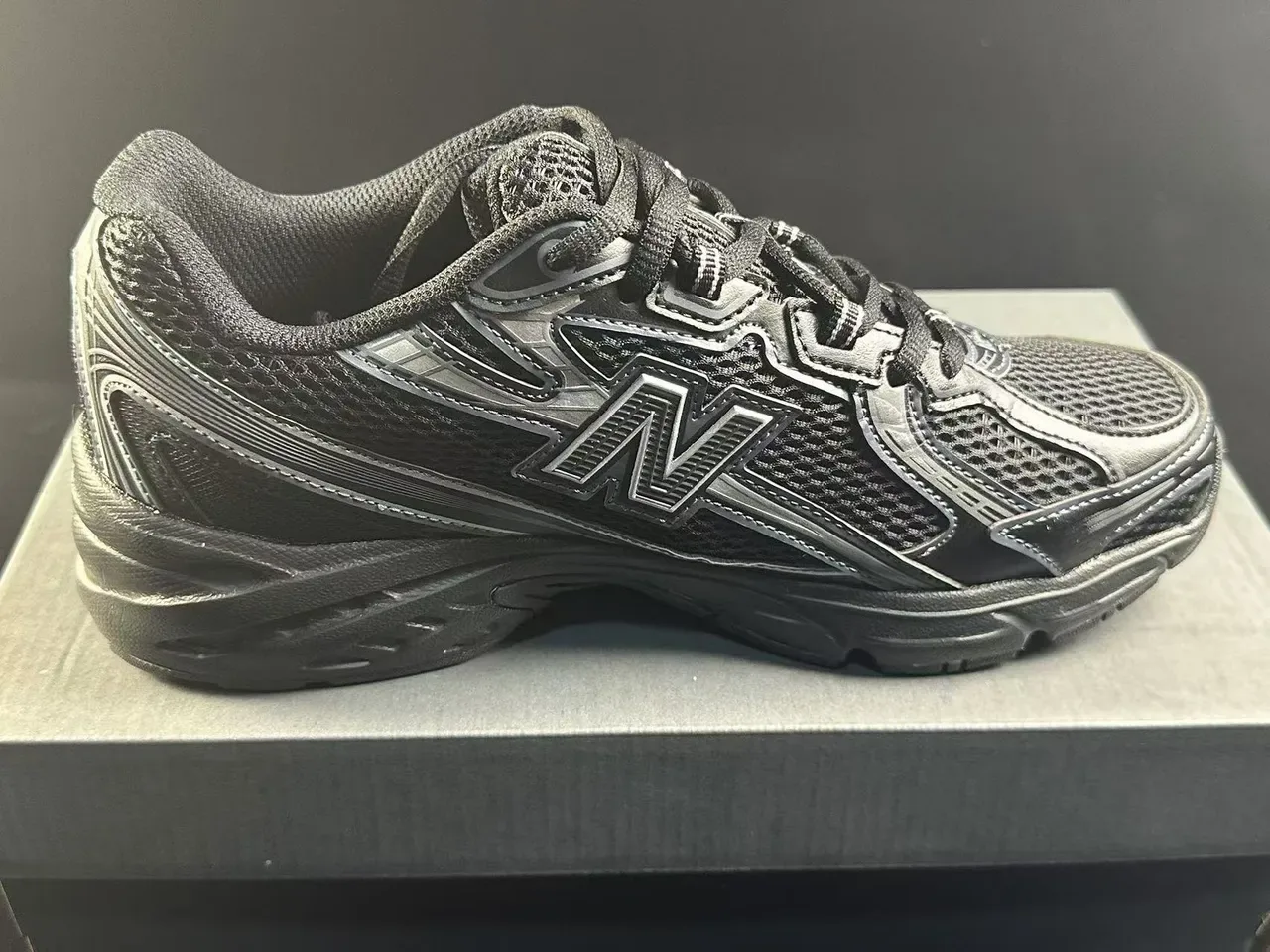 New Balance Noir Argent Chunky Midsole Maille et Synthétique Overlay Construction Lifestyle Sneakers 5