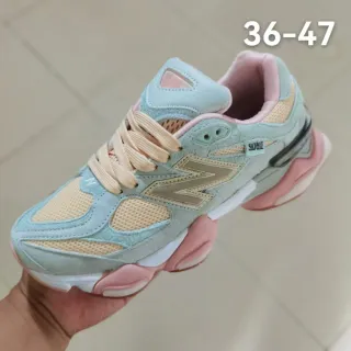 New Balance নীল গোলাপি লেয়ার্ড সুয়েড এবং মেশ উপর অ্যাসিমেট্রিক কেজ কনস্ট্রাকশন চাঙ্কি স্নিকার্স
