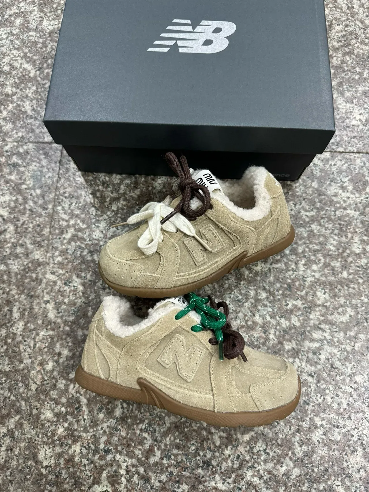 New Balance 棕米色麂皮革鞋面羊毛衬里领生活方式运动鞋 5