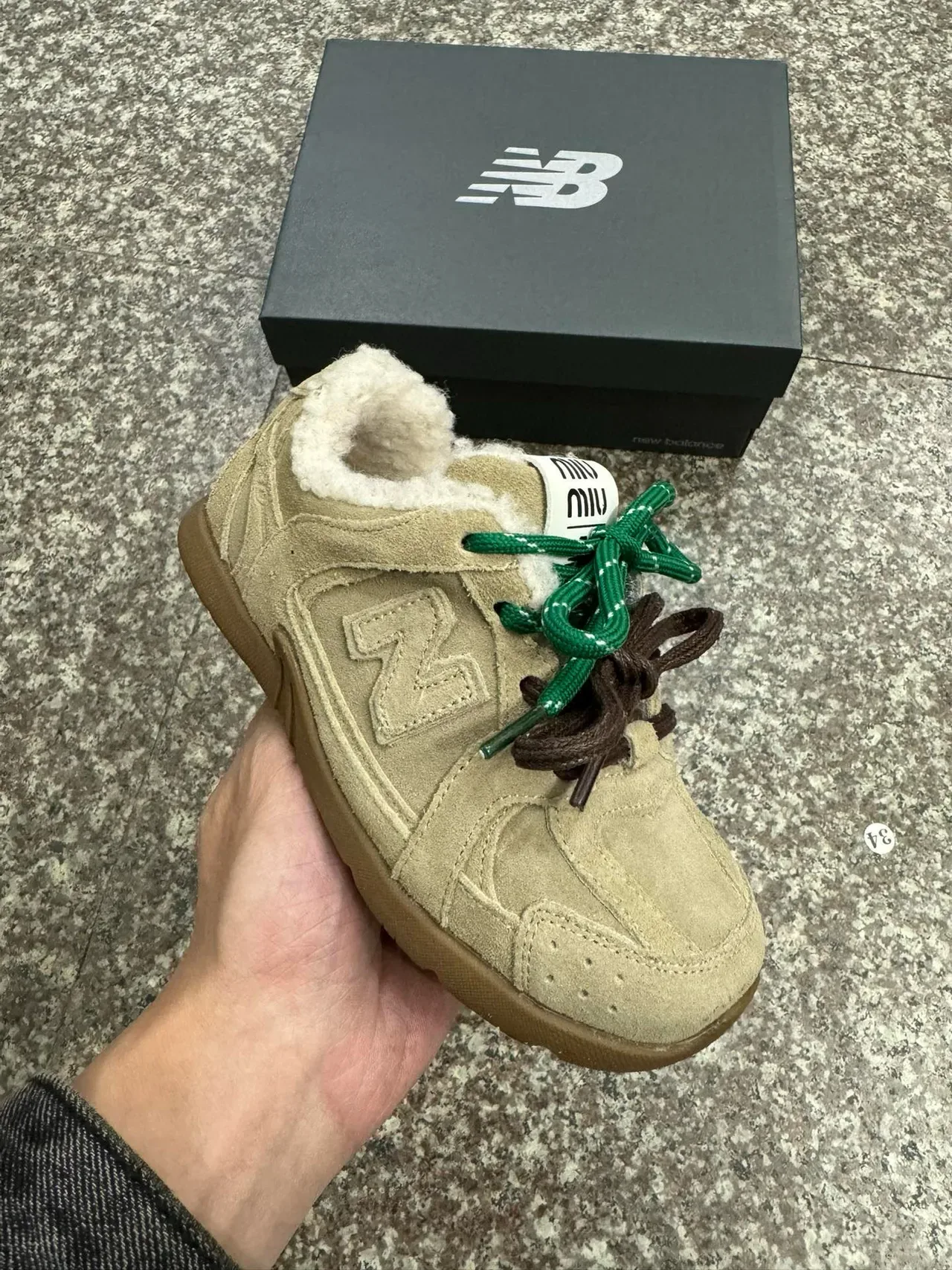 New Balance 棕米色麂皮革鞋面羊毛衬里领生活方式运动鞋 6