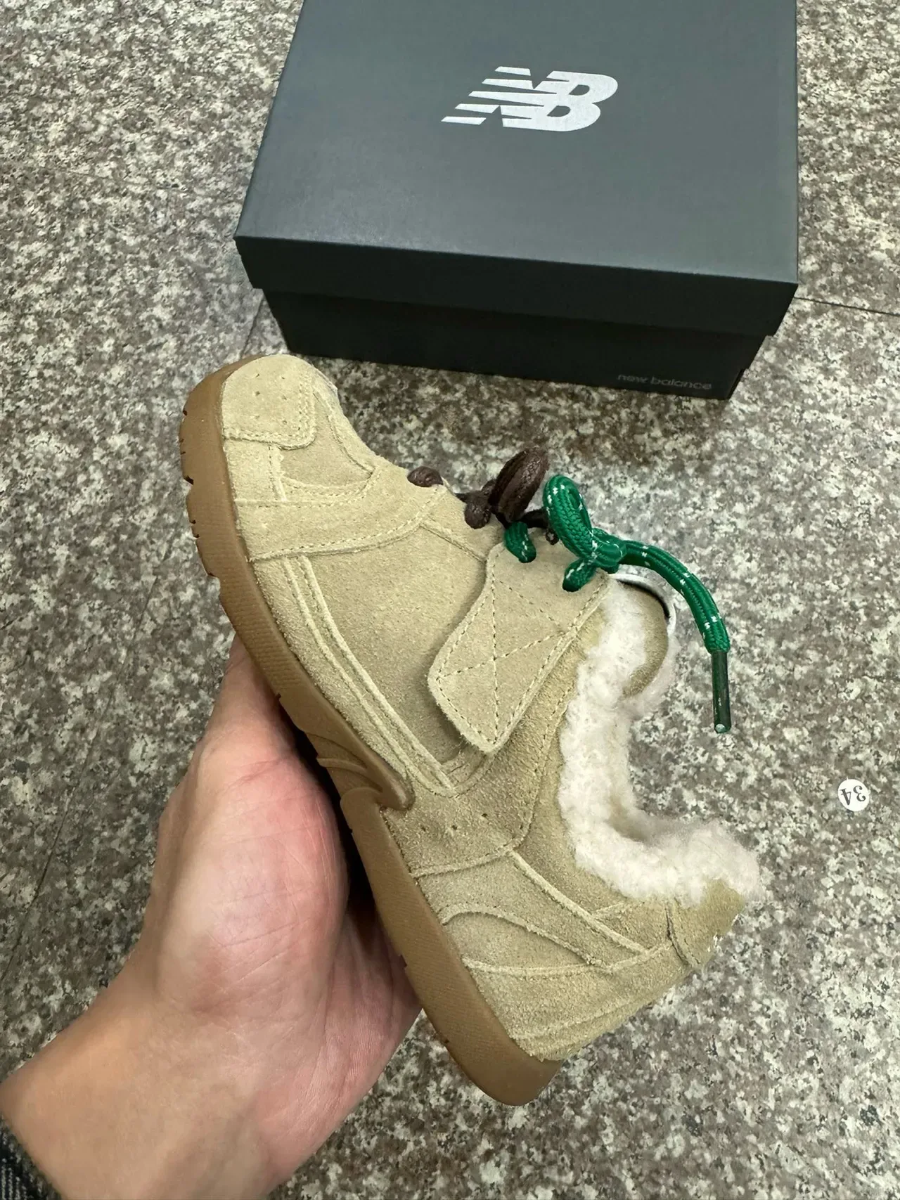 New Balance 棕米色麂皮革鞋面羊毛衬里领生活方式运动鞋 7