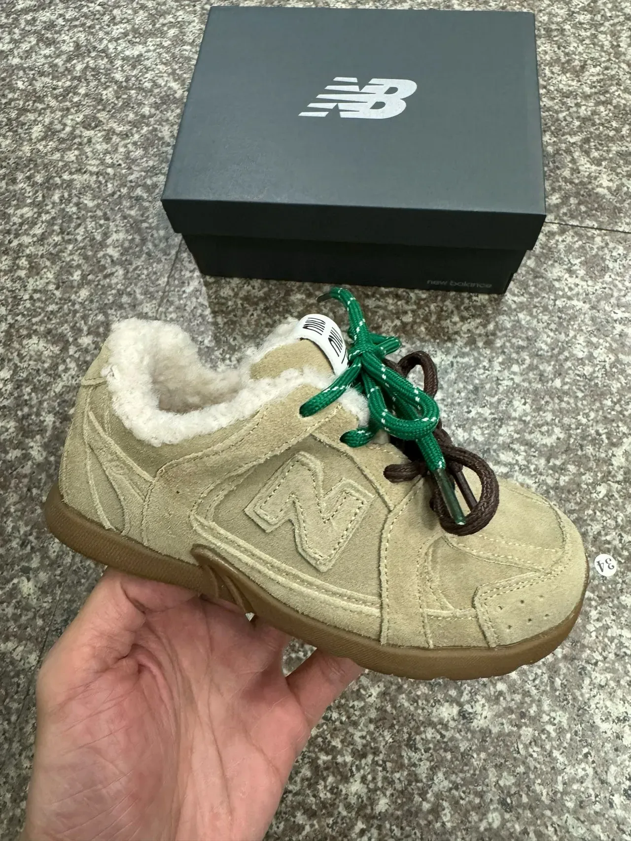 New Balance 棕米色麂皮革鞋面羊毛衬里领生活方式运动鞋 9