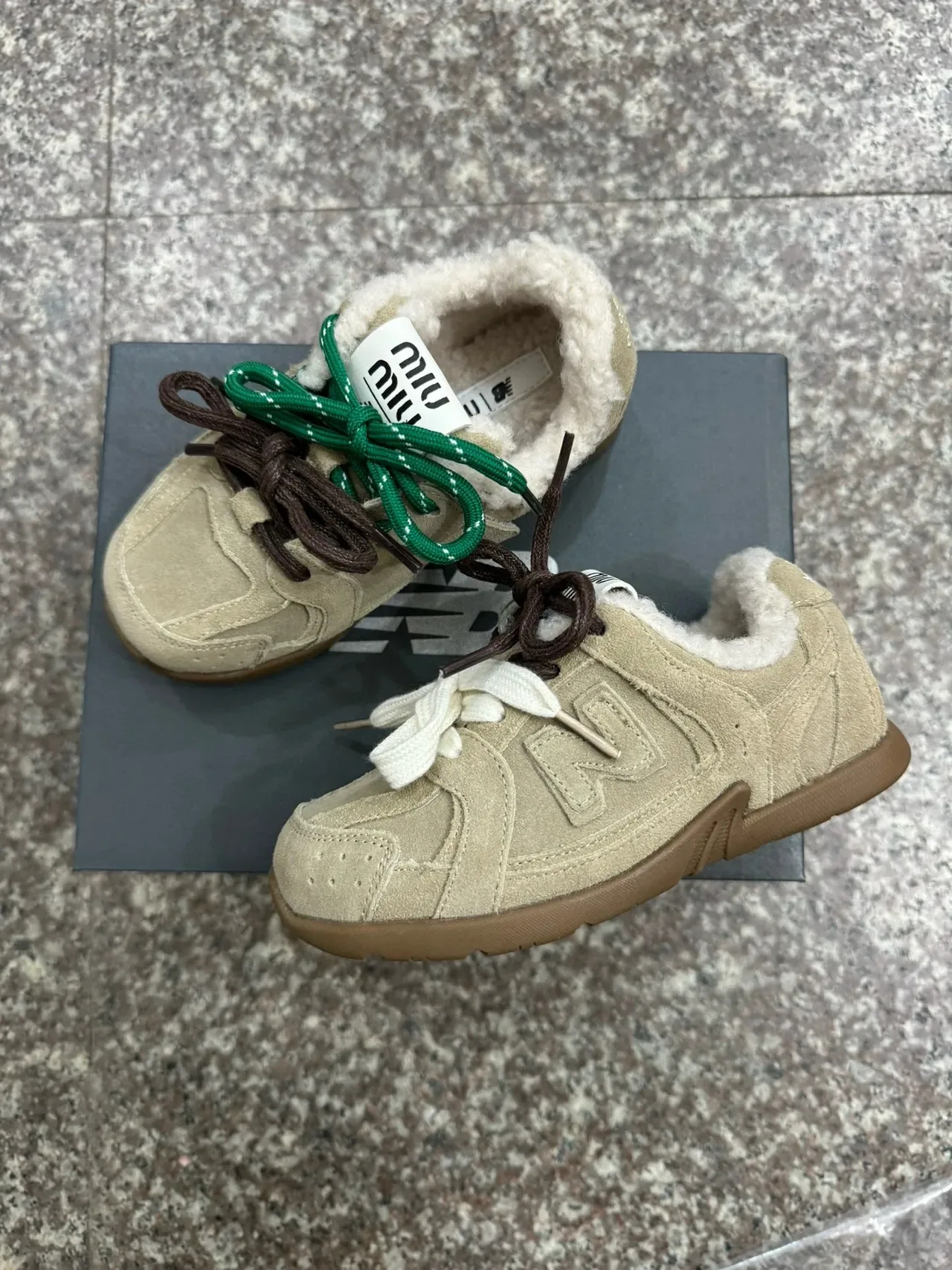 New Balance 棕米色麂皮革鞋面羊毛衬里领生活方式运动鞋 10