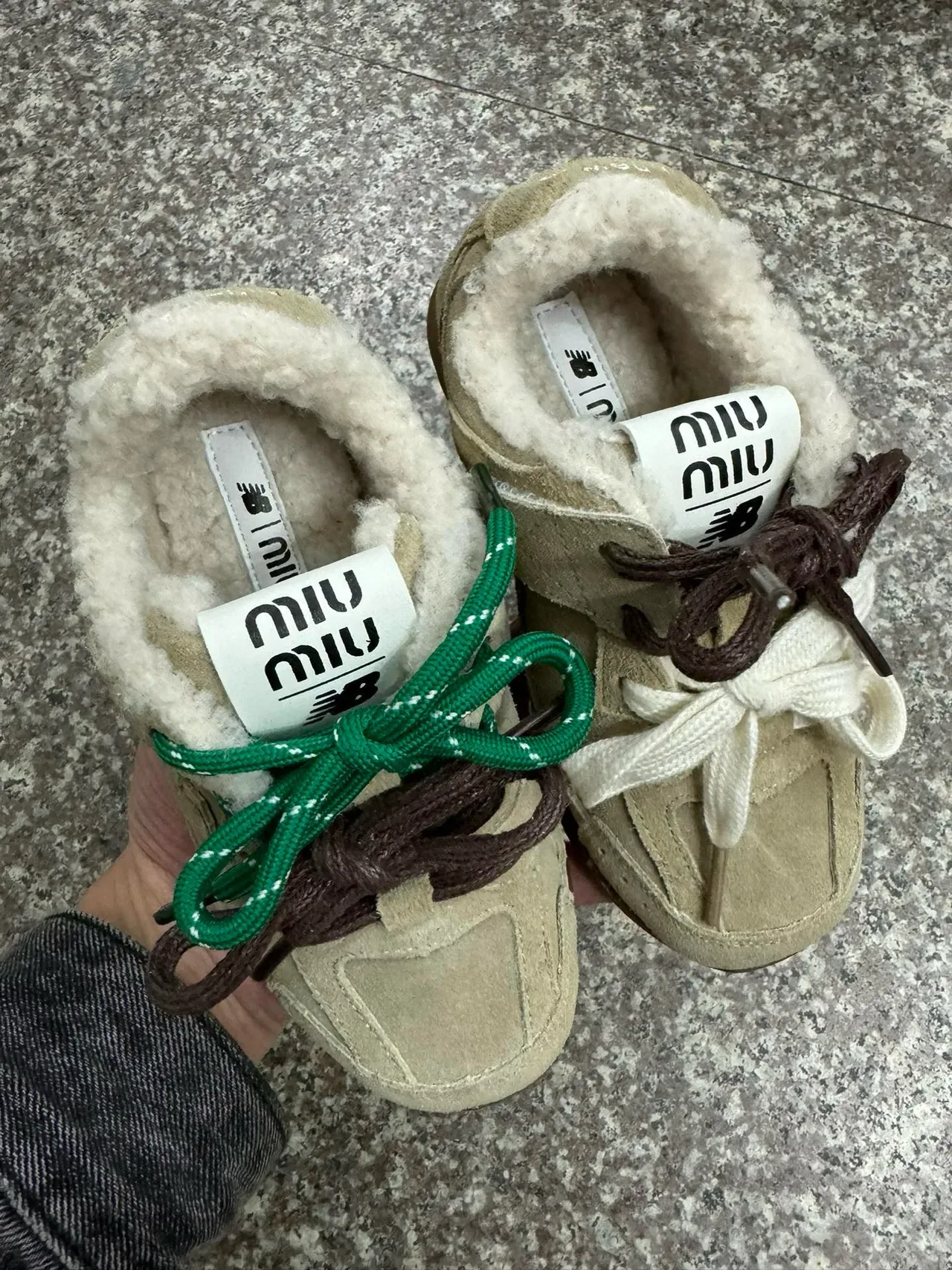 New Balance 棕米色麂皮革鞋面羊毛衬里领生活方式运动鞋 12