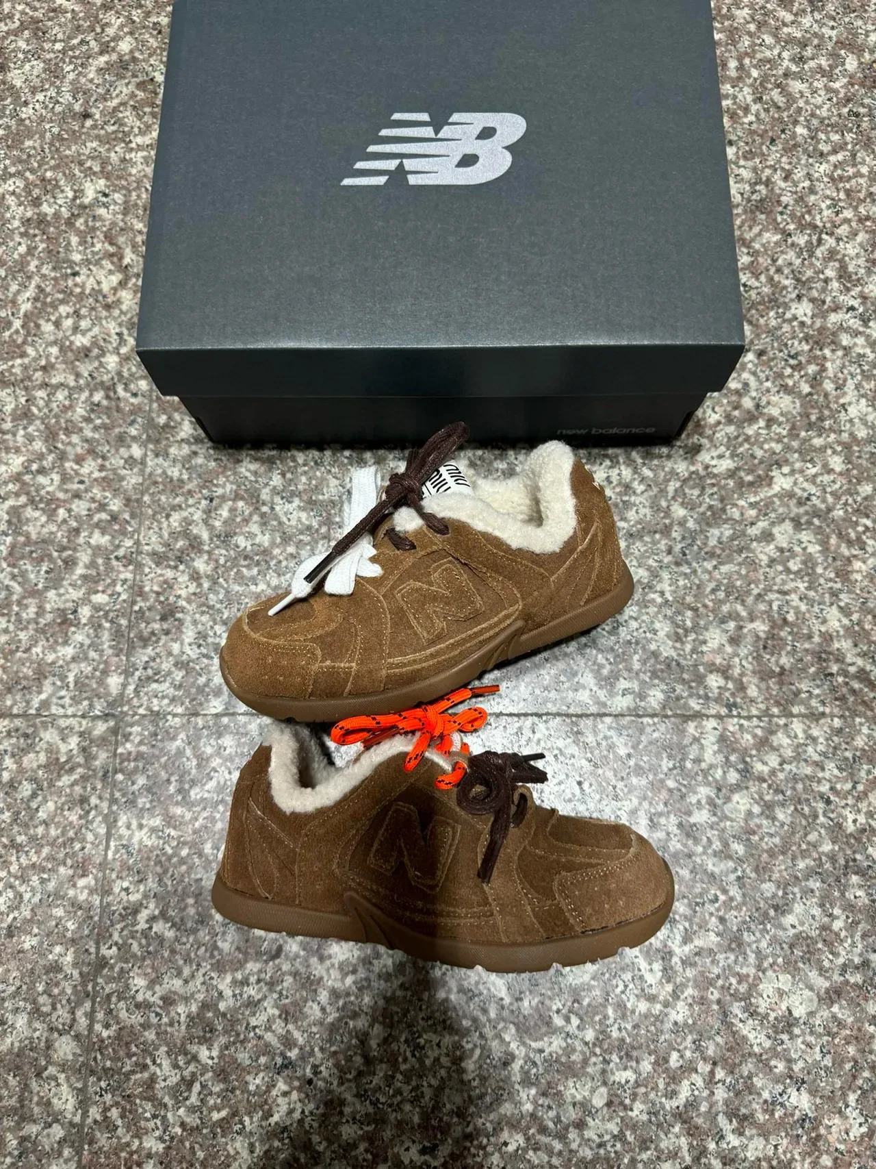New Balance 棕米色麂皮革鞋面羊毛衬里领生活方式运动鞋 15