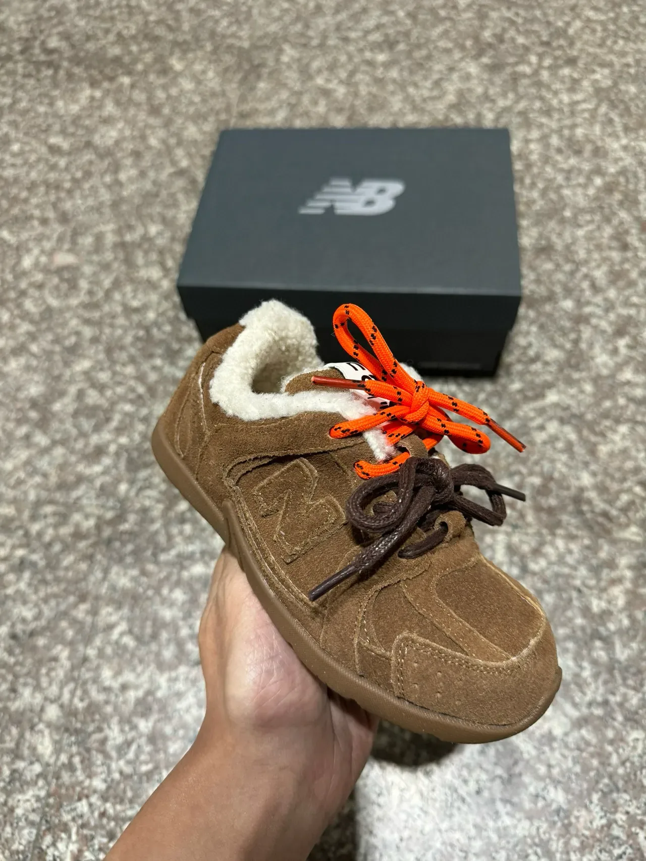 New Balance 棕米色麂皮革鞋面羊毛衬里领生活方式运动鞋 16
