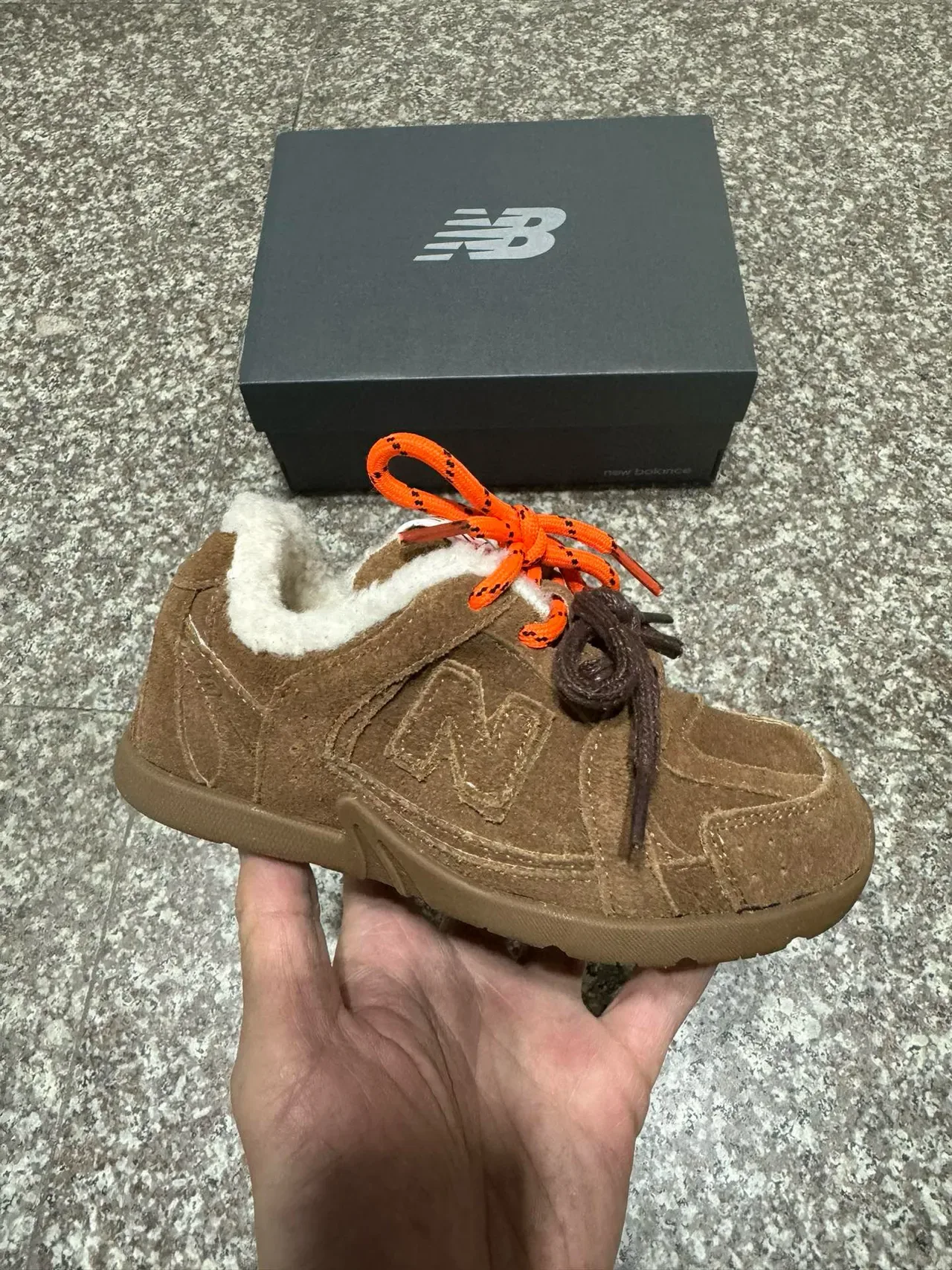 New Balance 棕米色麂皮革鞋面羊毛衬里领生活方式运动鞋 17