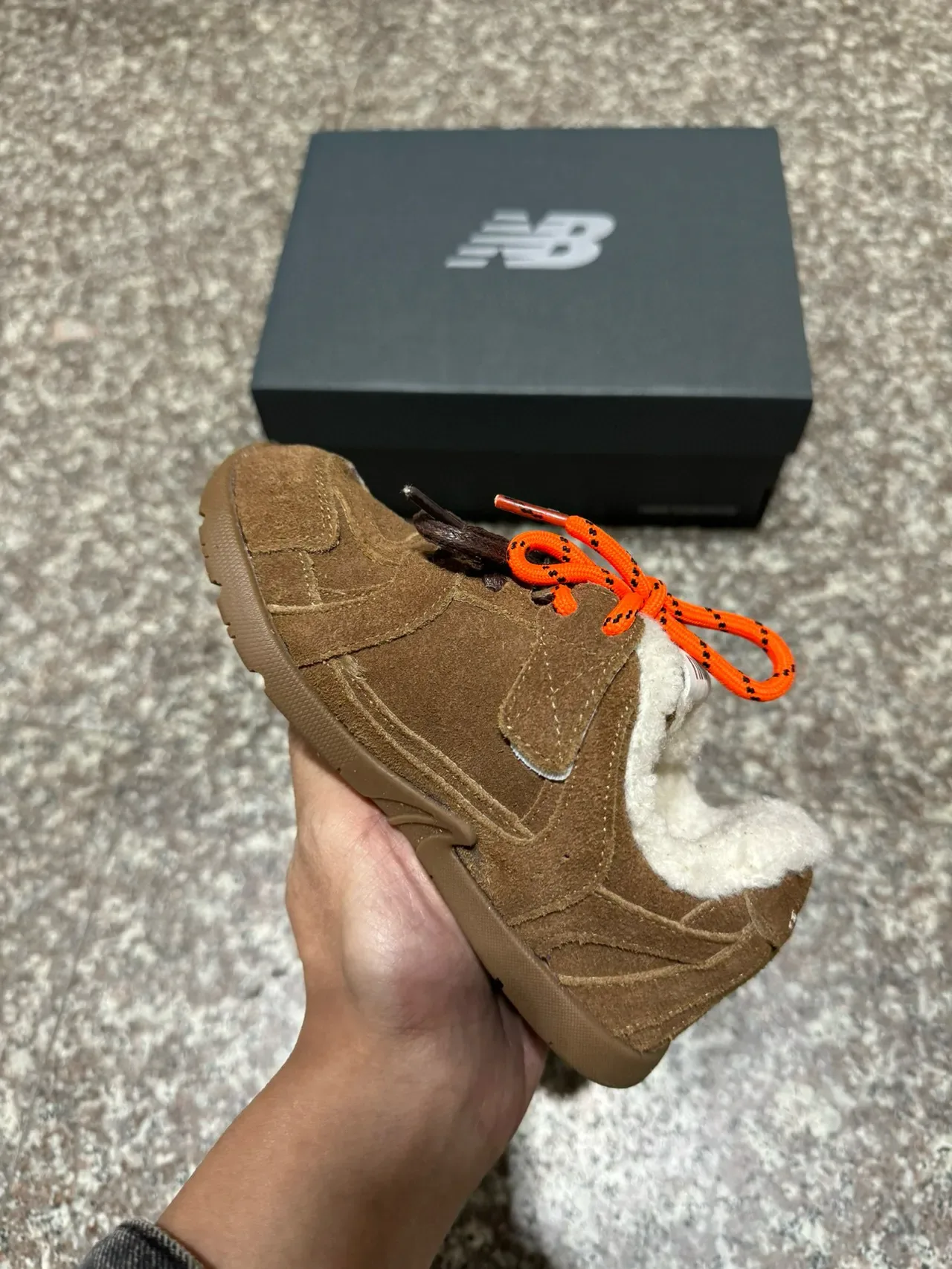 New Balance 棕米色麂皮革鞋面羊毛衬里领生活方式运动鞋 18
