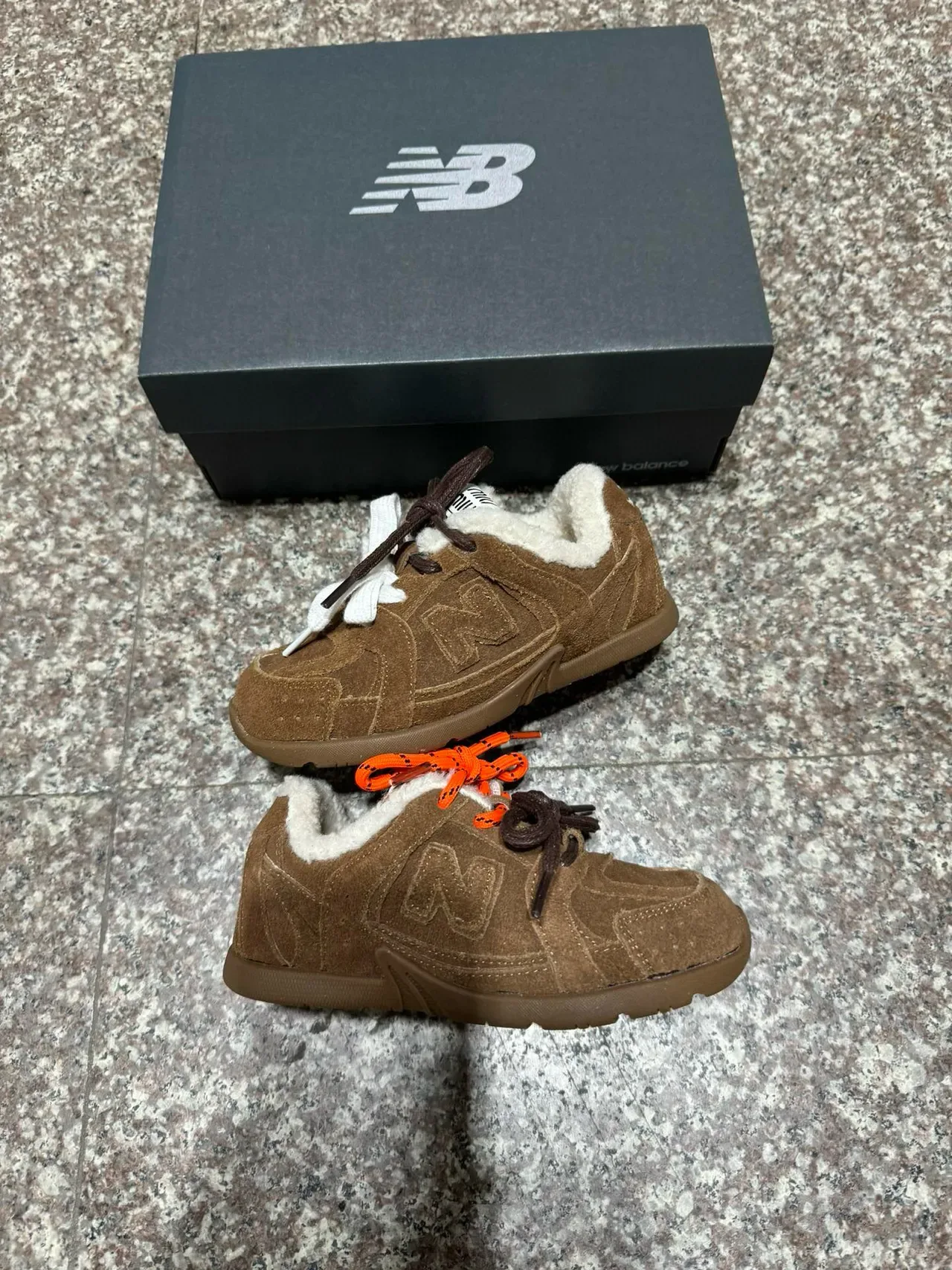 New Balance 棕米色麂皮革鞋面羊毛衬里领生活方式运动鞋 19